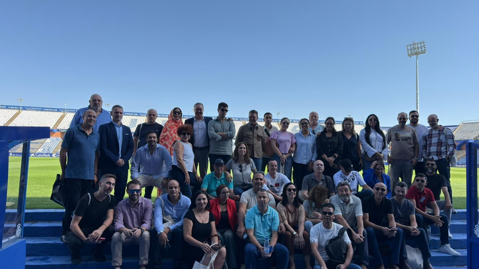 El grupo de periodistas en el Nuevo Colombino, estadio del Recreativo de Huelva.