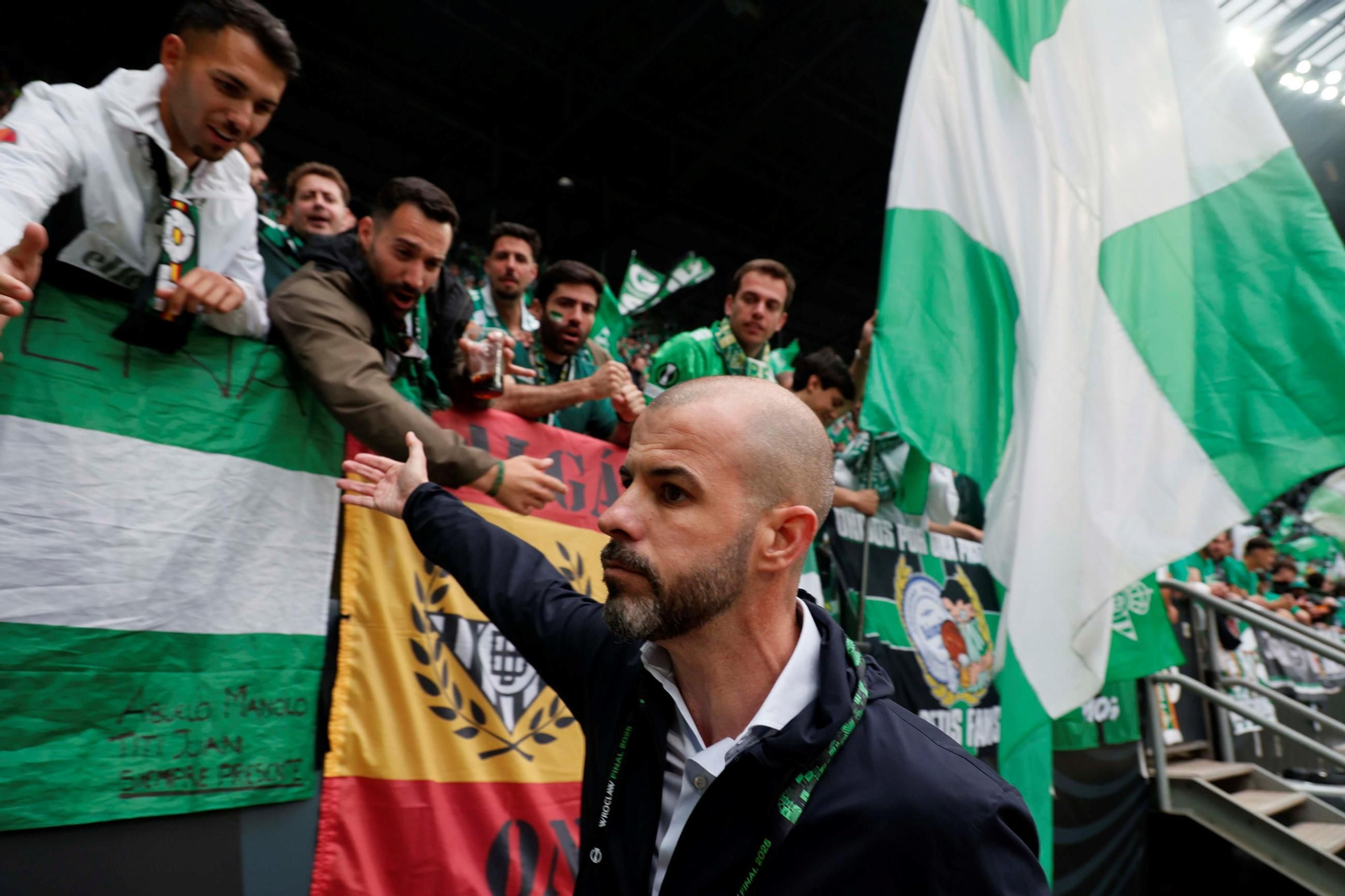 Manu Fajardo, director deportivo del Betis, saluda a los aficionados béticos en la final ante el Chelsea.
