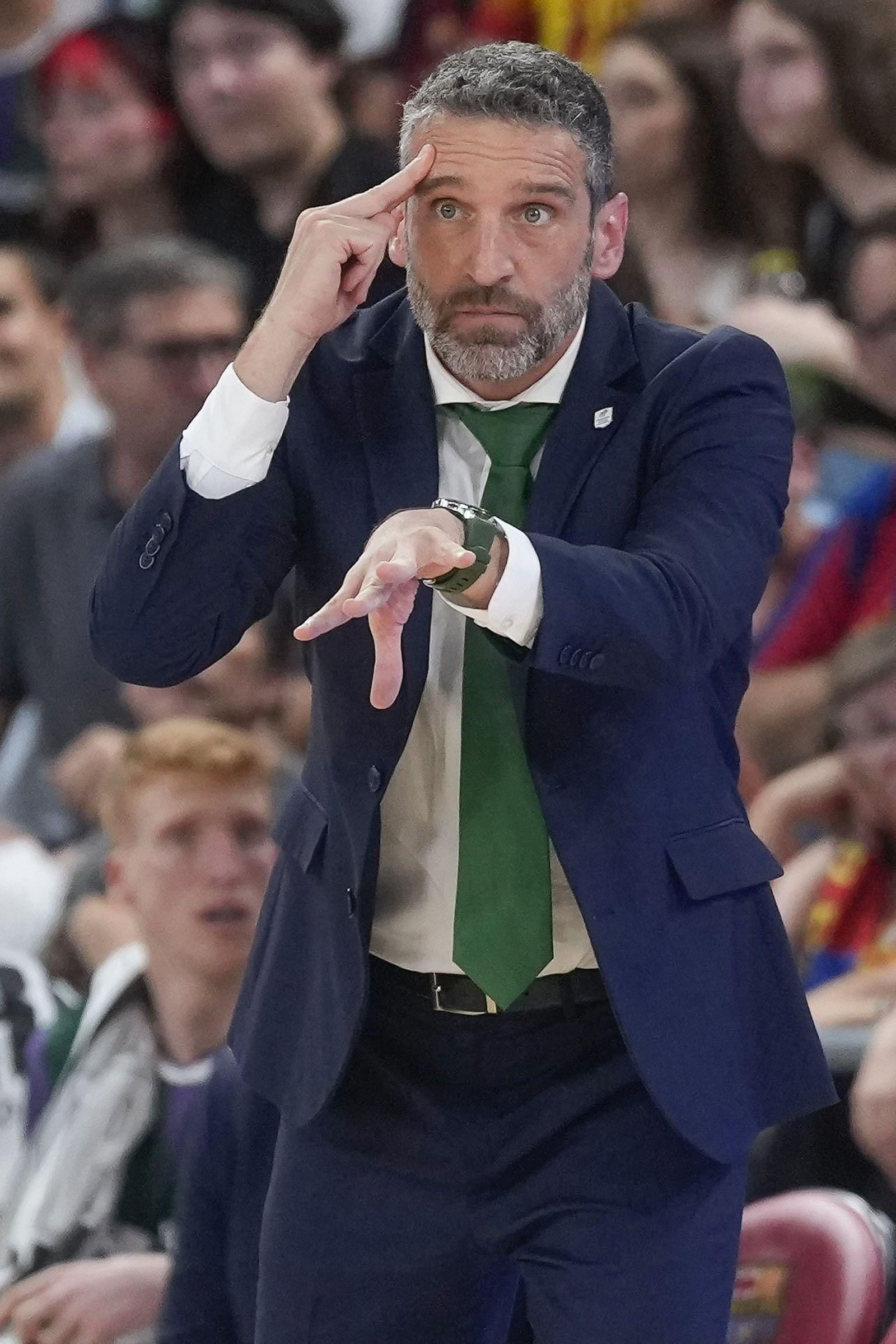 Ibon Navarro da órdenes.