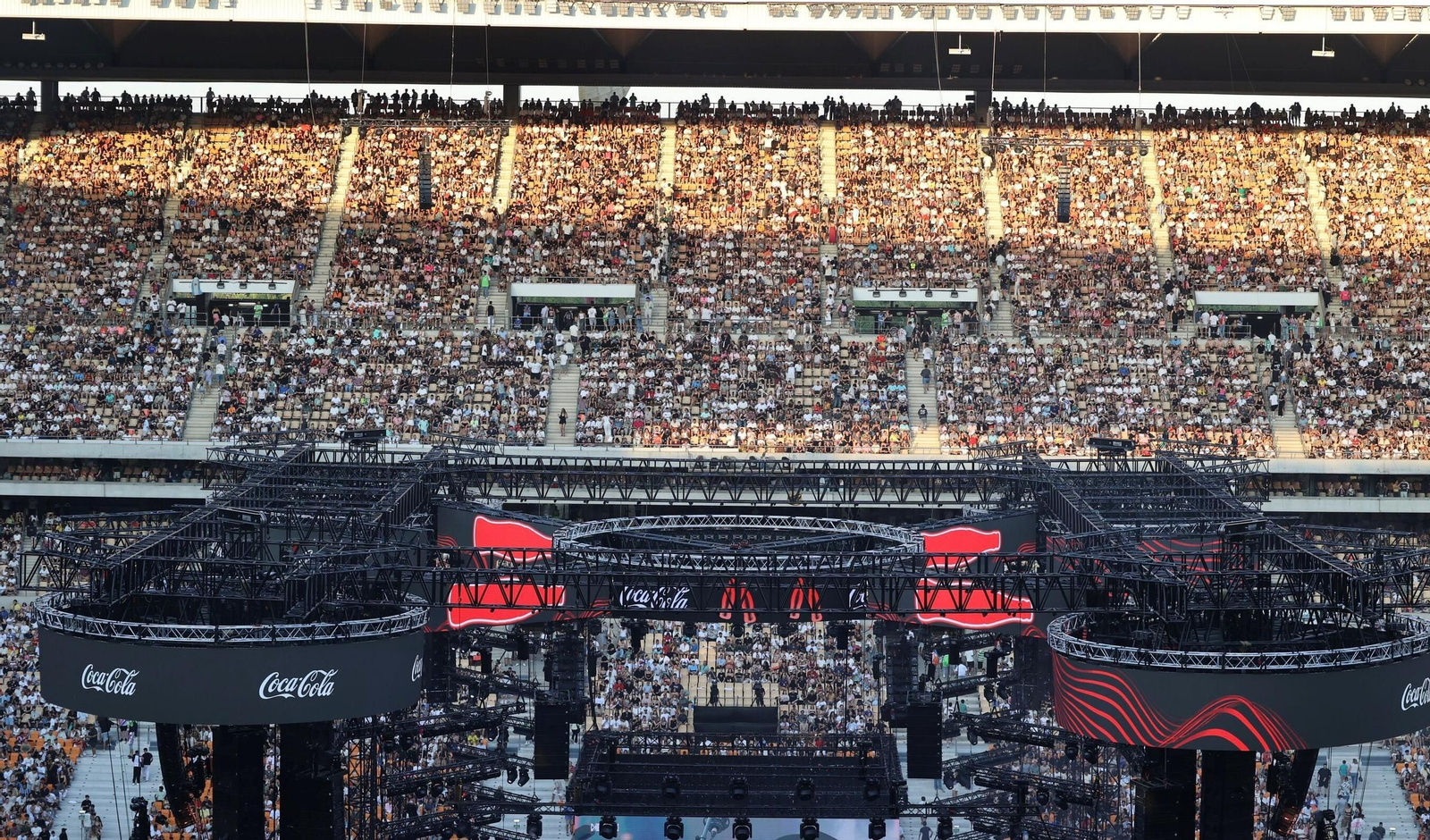 Las imágenes del lleno en el estado de la Cartuja por la Velada del Año 5