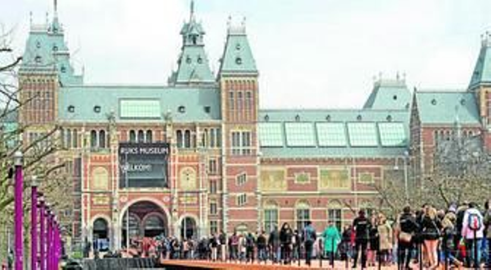 Miles de visitantes acudieron ayer al Rijksmuseum de Ámsterdam en el día de su reapertura tras diez años cerrado.