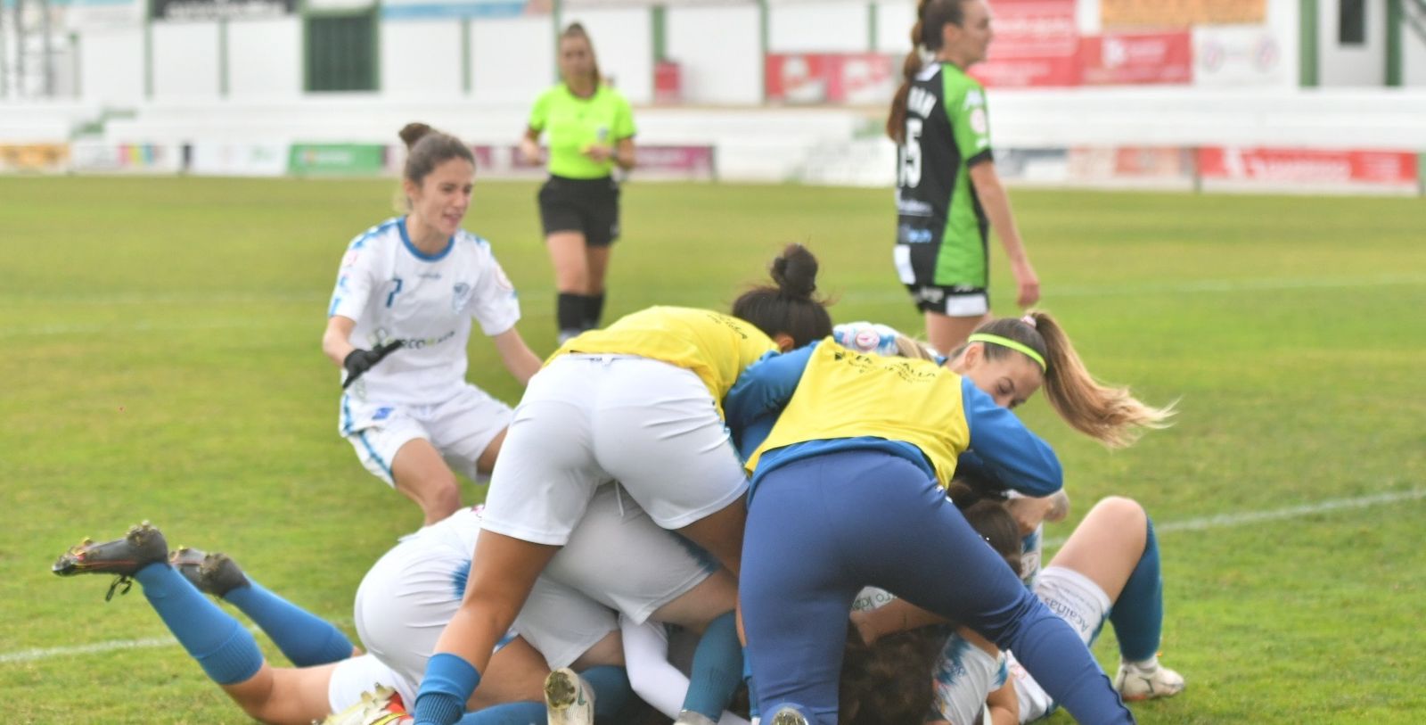 Las jugadoras del Pozoalbense celebran el gol de Inma.