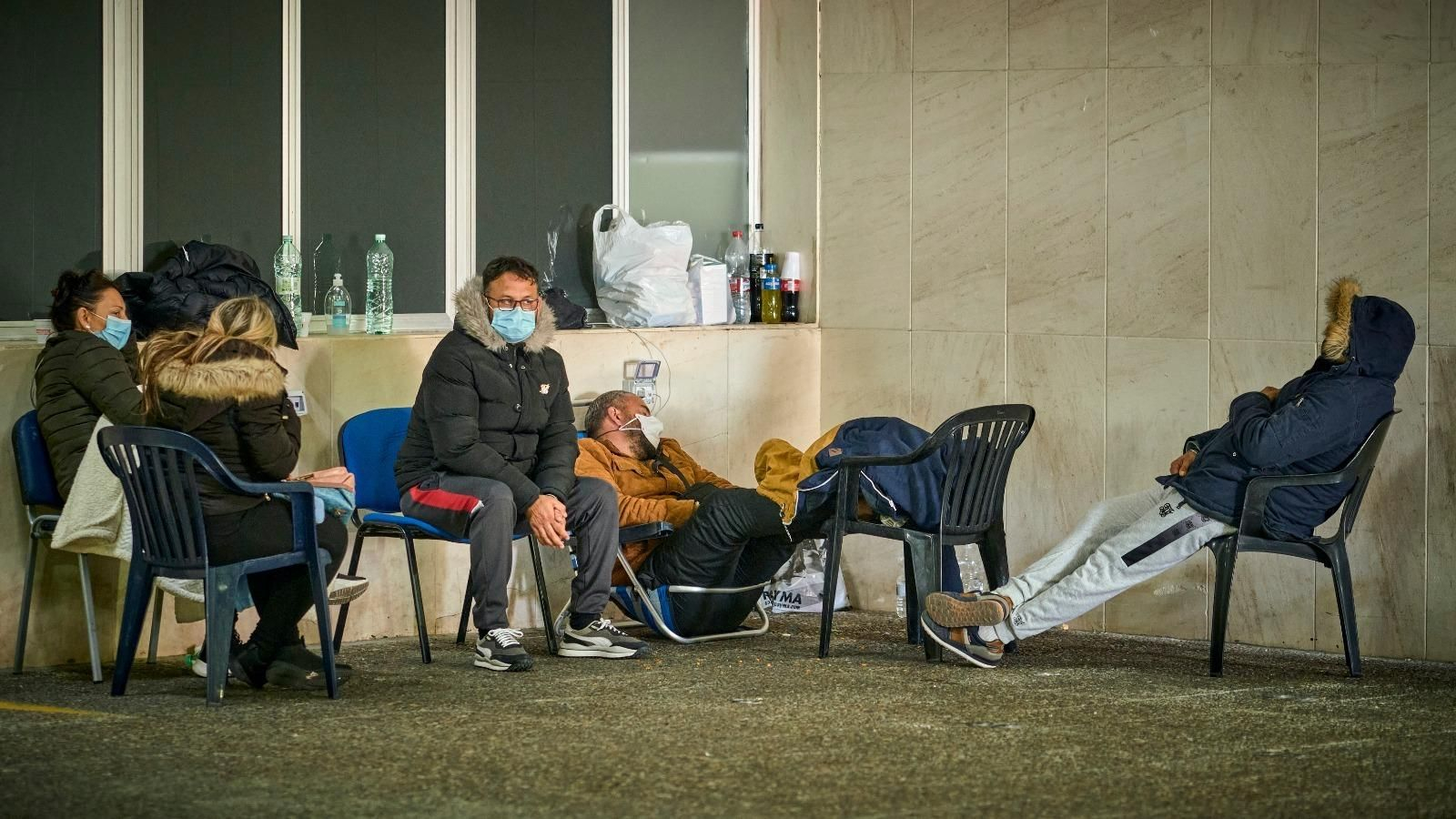 Familiares del chico de Olvera fallecido, esta tarde a las puertas del hospital.