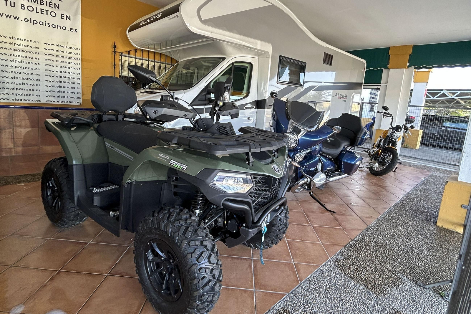 Algunos de los artículos de la cesta de Navidad de la venta El Paisano, en Utrera