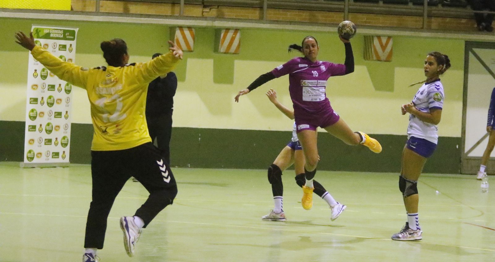Gleinys Reyes intenta un lanzamiento en el partido ante el Salud Tenerife.