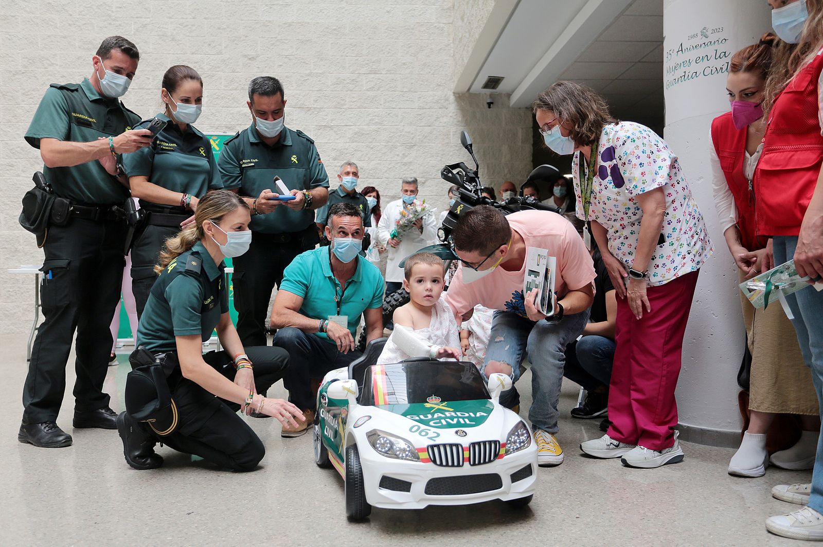 Imágenes de la exhibición de la Guardia Civil en el Hospital Juan Ramón Jiménez con motivo del 35 aniversario de la incorporación de la mujer