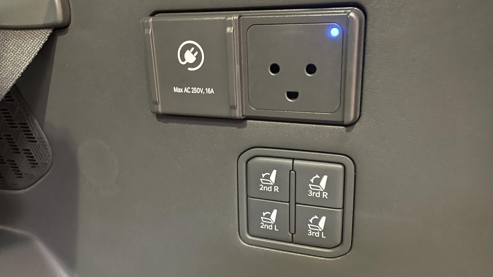Junto al enchufe, en uno de los paneles laterales del maletero, están los mandos que regulan la inclinación de los respaldos de la tercera fila o abaten los de la segunda.