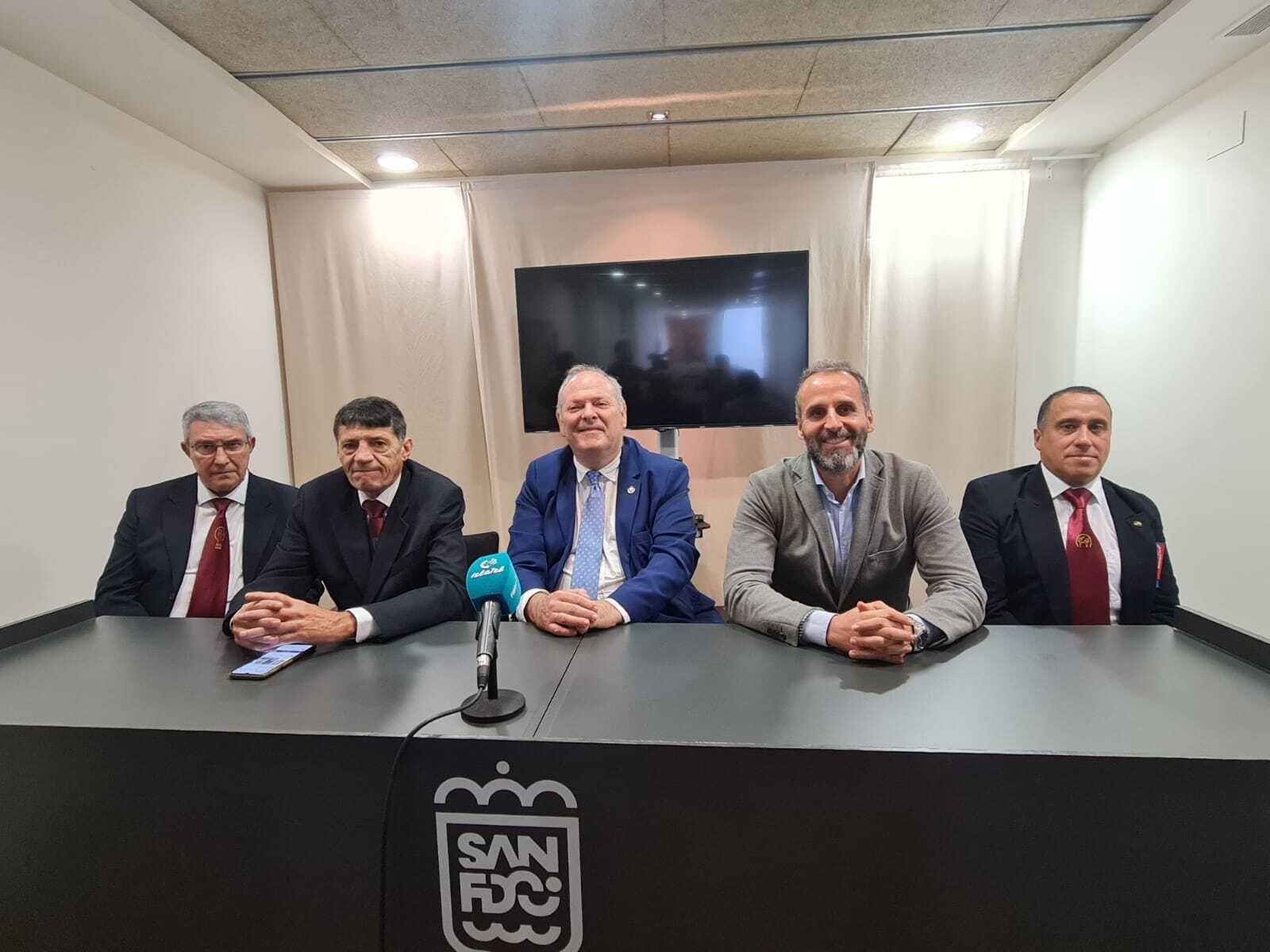 Responsables municipales de San Fernando y de la Asociación Shotokan Karate-Do Tradicional en España.