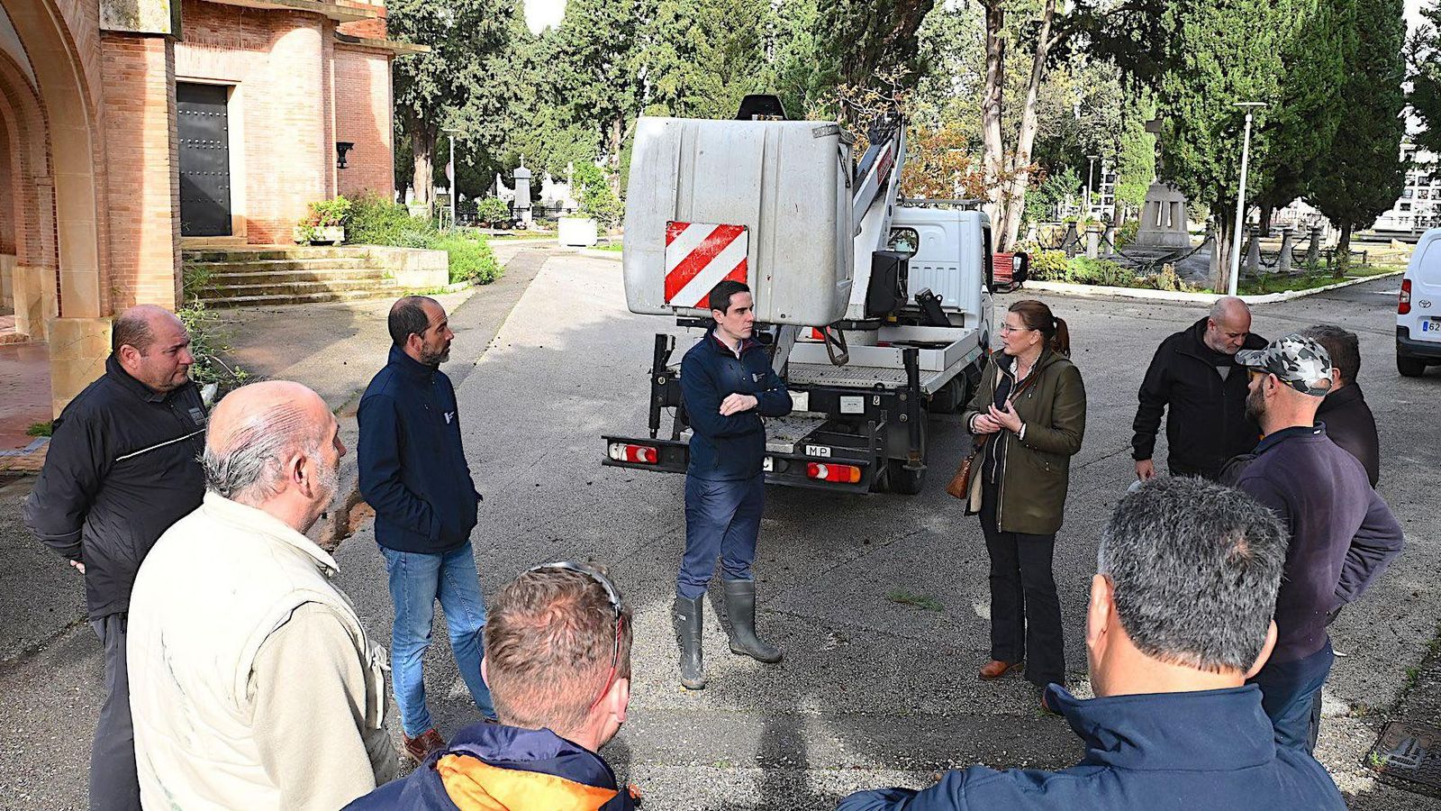 Cementerio de Jerez, reabierto hoy tras la revisión de los árboles.