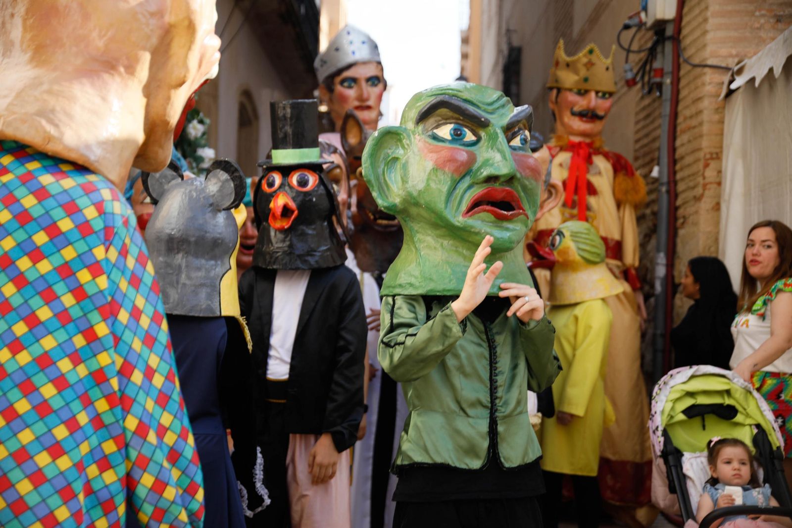 Desfile de Gigantes y Cabezudos de Vera, en imágenes