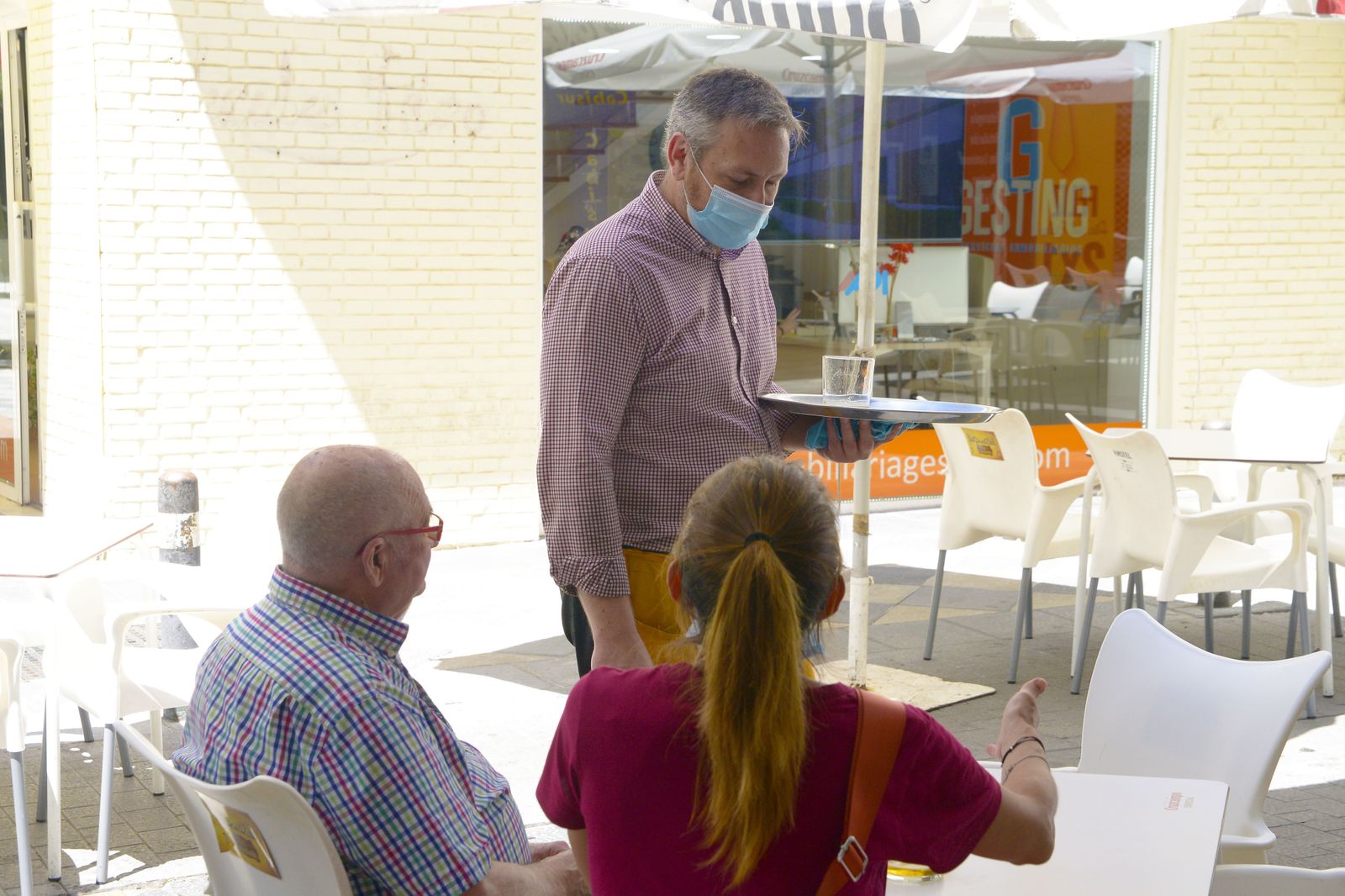 Fotos de gente con mascarillas en Algeciras