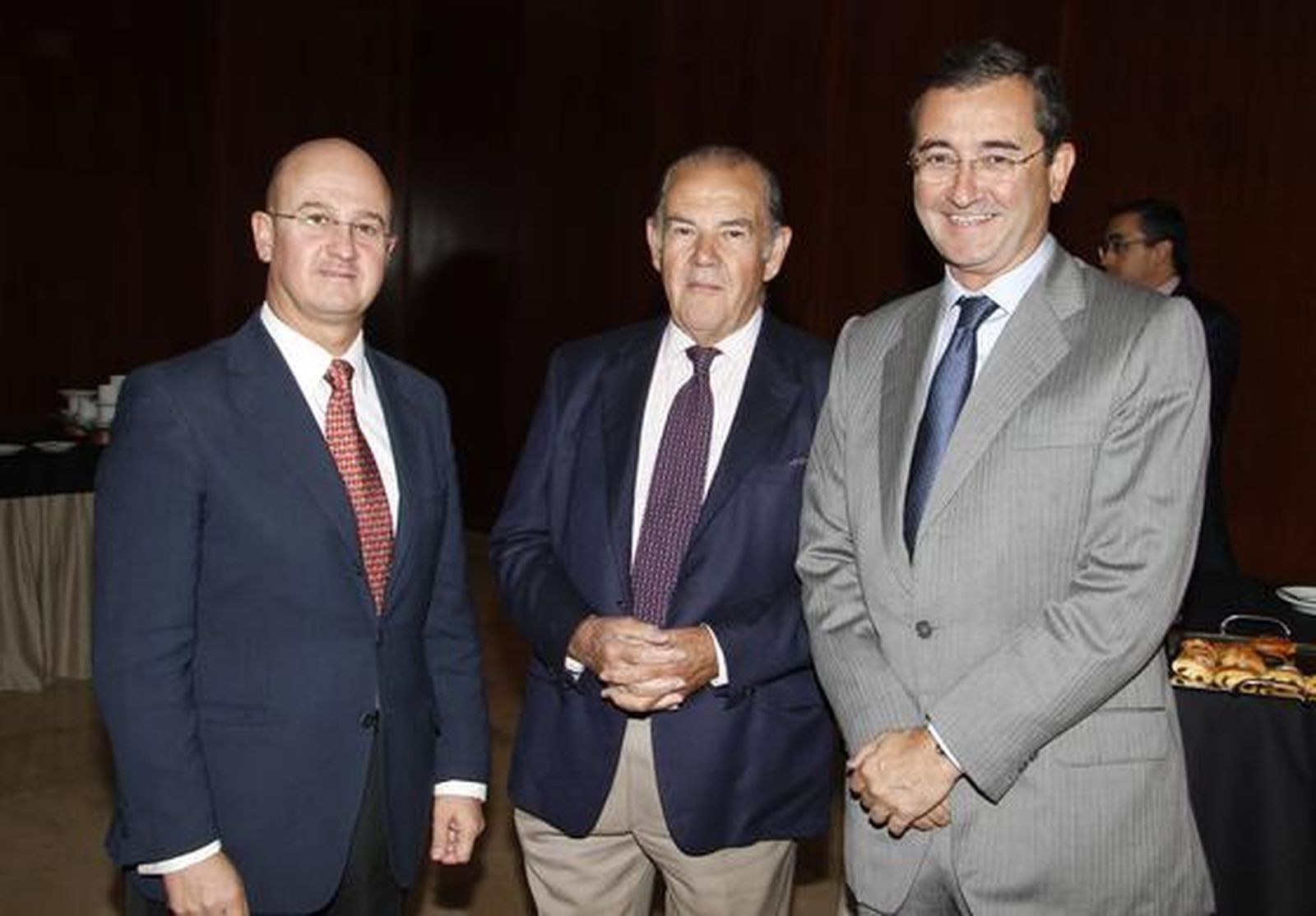 Carlos Arizaga, gerente de Tussam, con el empresario José Bohórquez y Antonio Fragero.

Foto: Juan Carlos V?uez / Victoria Hidalgo