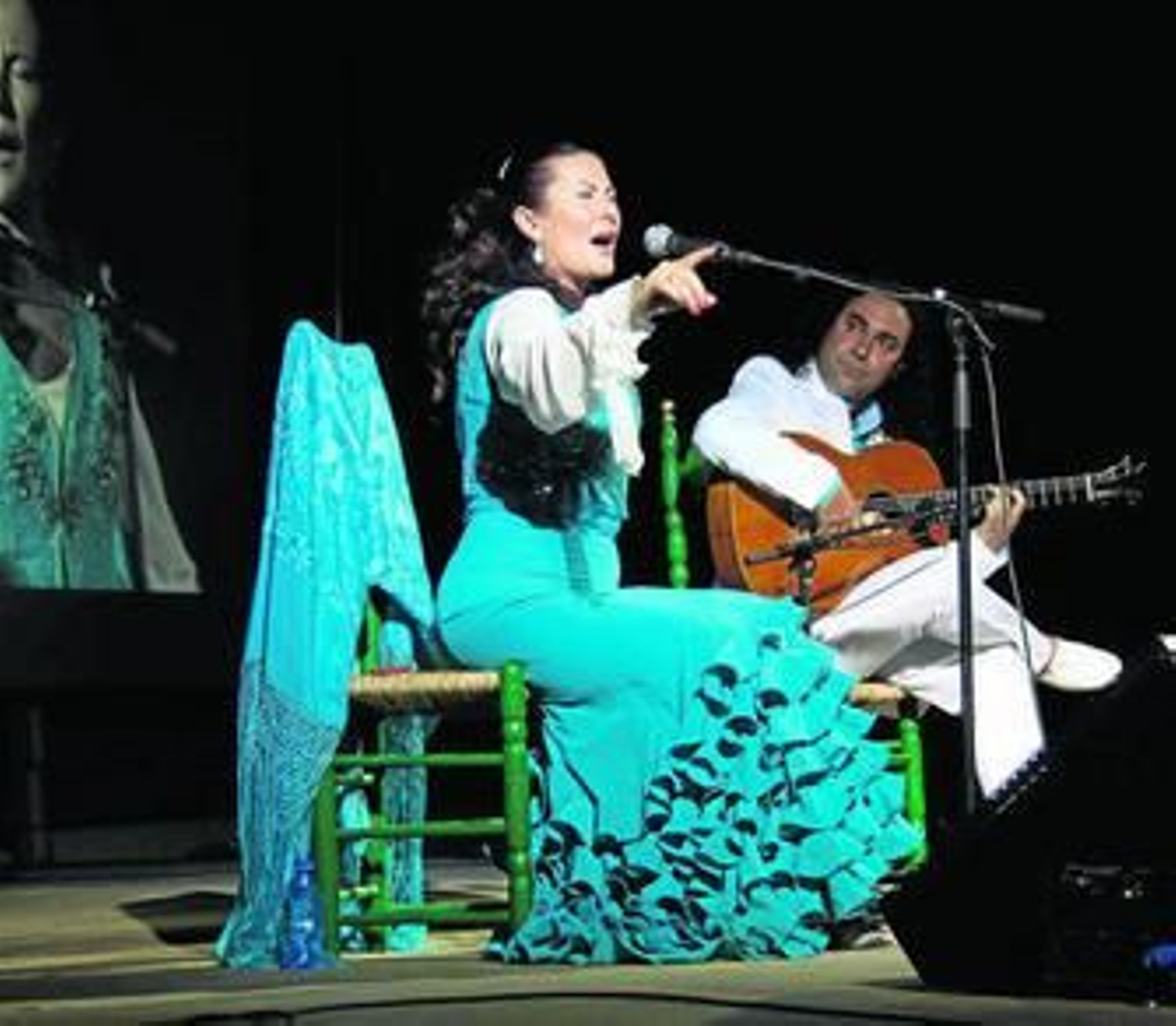 Antonia Contreras, al cante, y Chaparro de Málaga, a la guitarra, en un momento de su actuación.