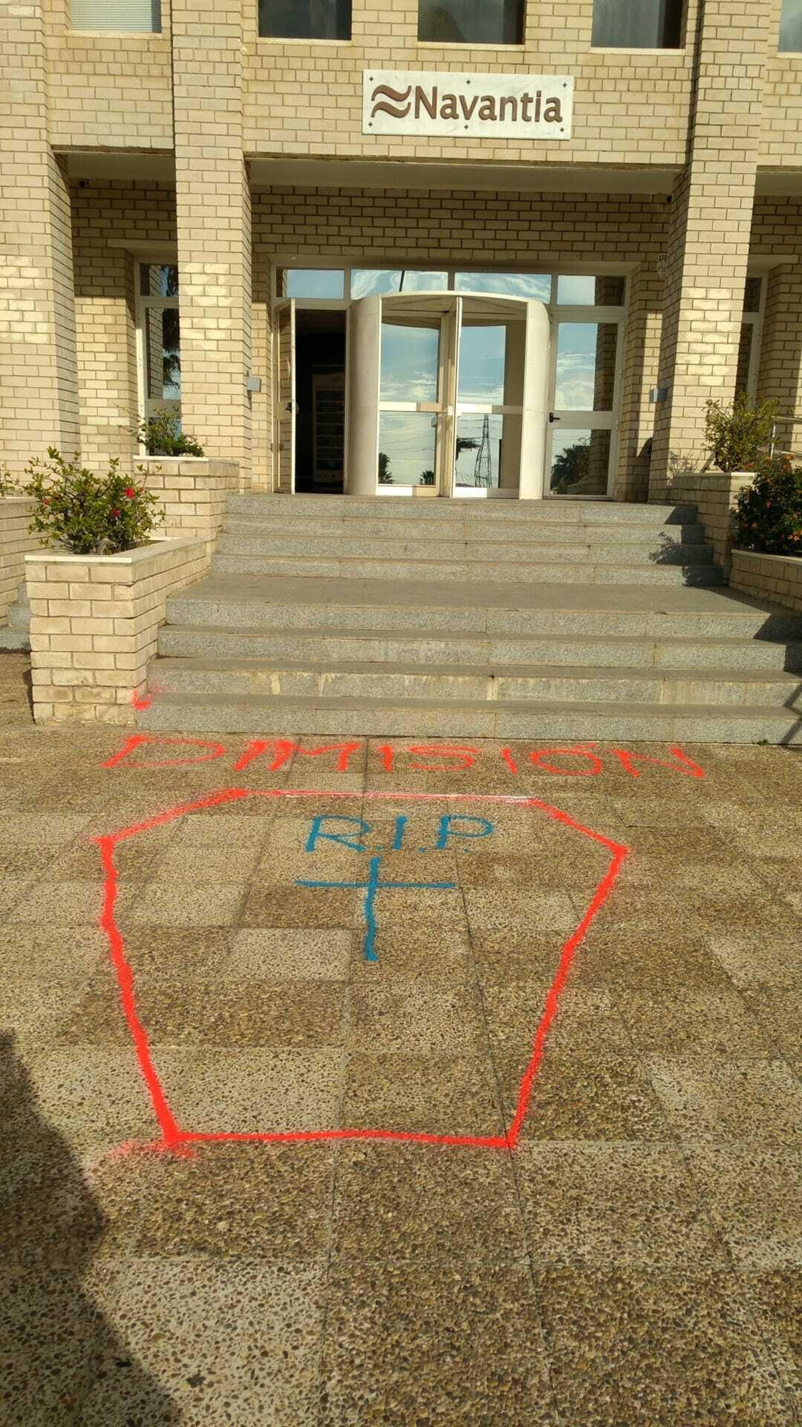 Pintadas en el edificio de dirección de Navantia Puerto Real.