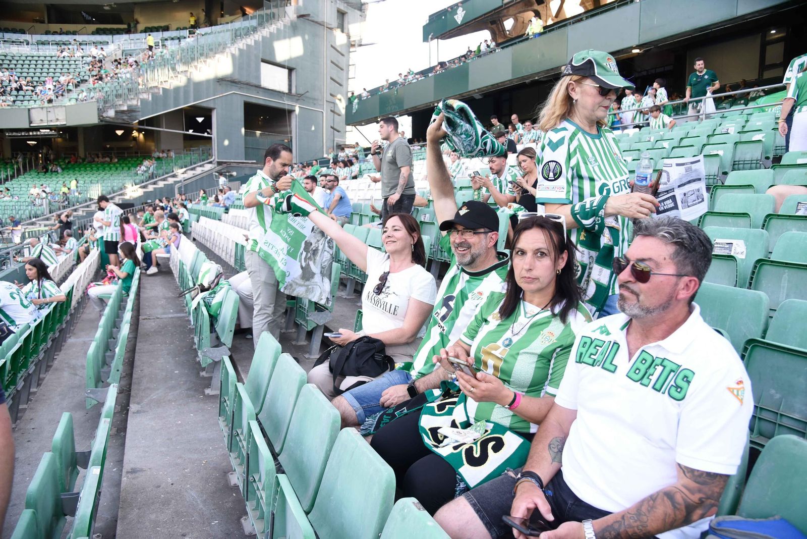 Las fotos de la afición del Betis en el Villamarín