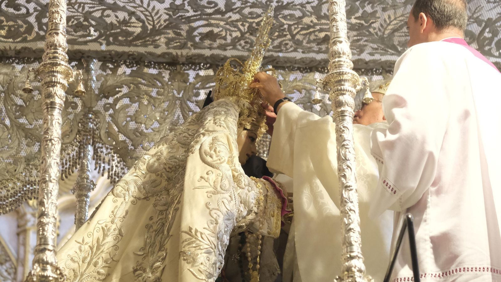Un momento de la coronación de la Paloma de Capuchinos.