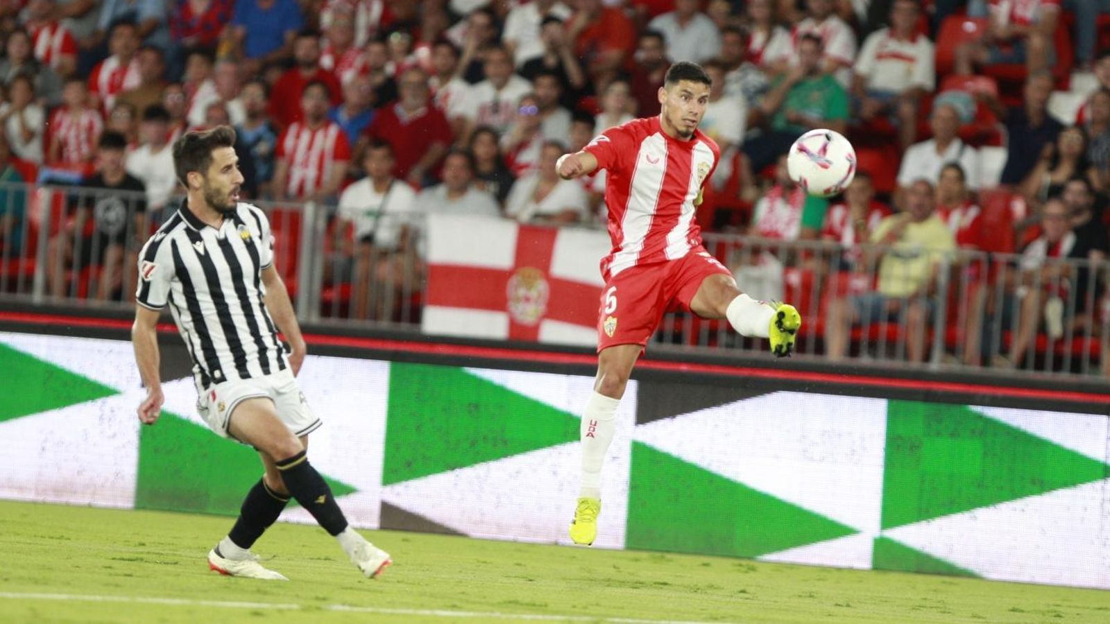 El futbolista argentino busca controlar un balón en el duelo ante el Castellón.