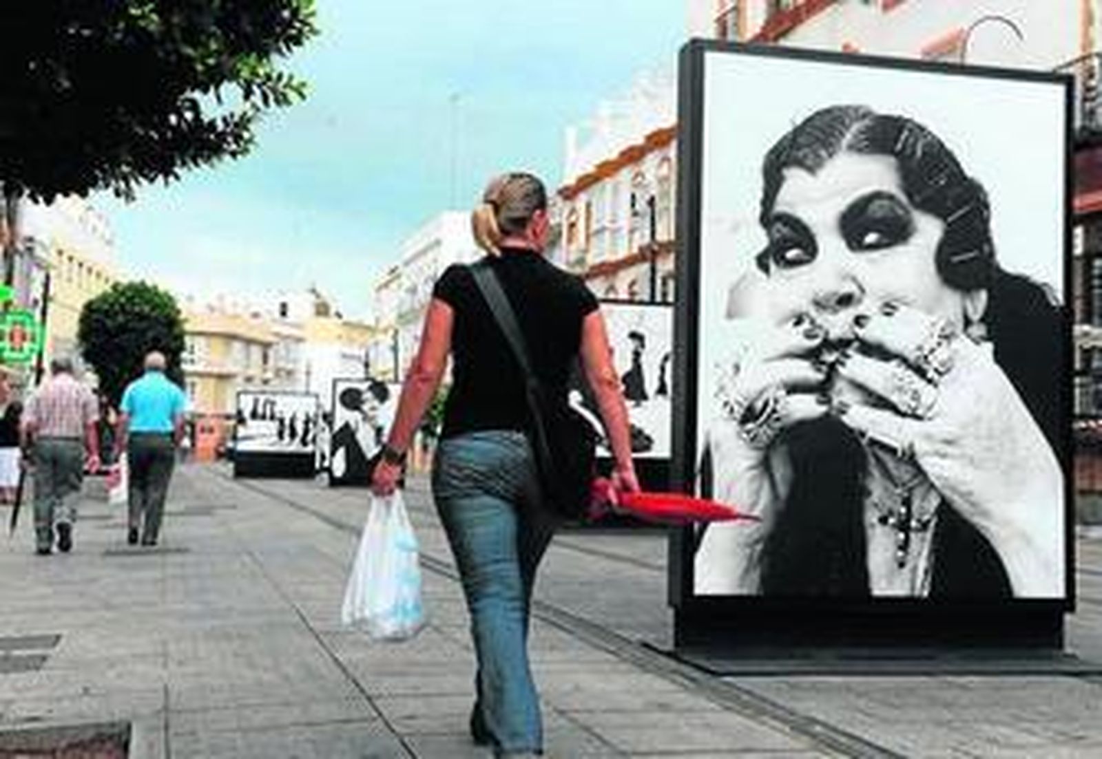 Exposición itinerante 'Mil Besos' de Ruven Afanador en la calle Real.