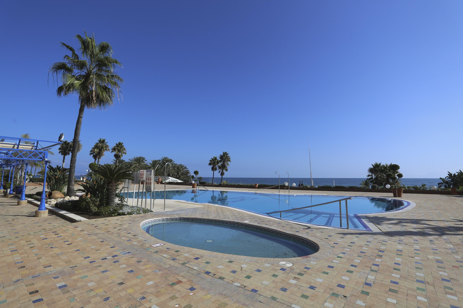 Sábanas blancas visten el hotel Amaragua de Torremolinos, cerrado por el coronavirus, en fotos