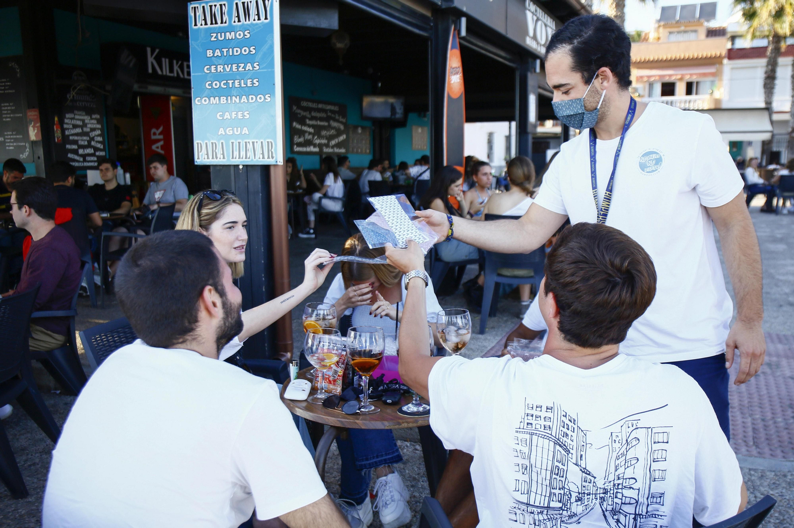 Pedregalejo por la tarde, en el primer día de la fase 1 de la desescalada en Málaga
