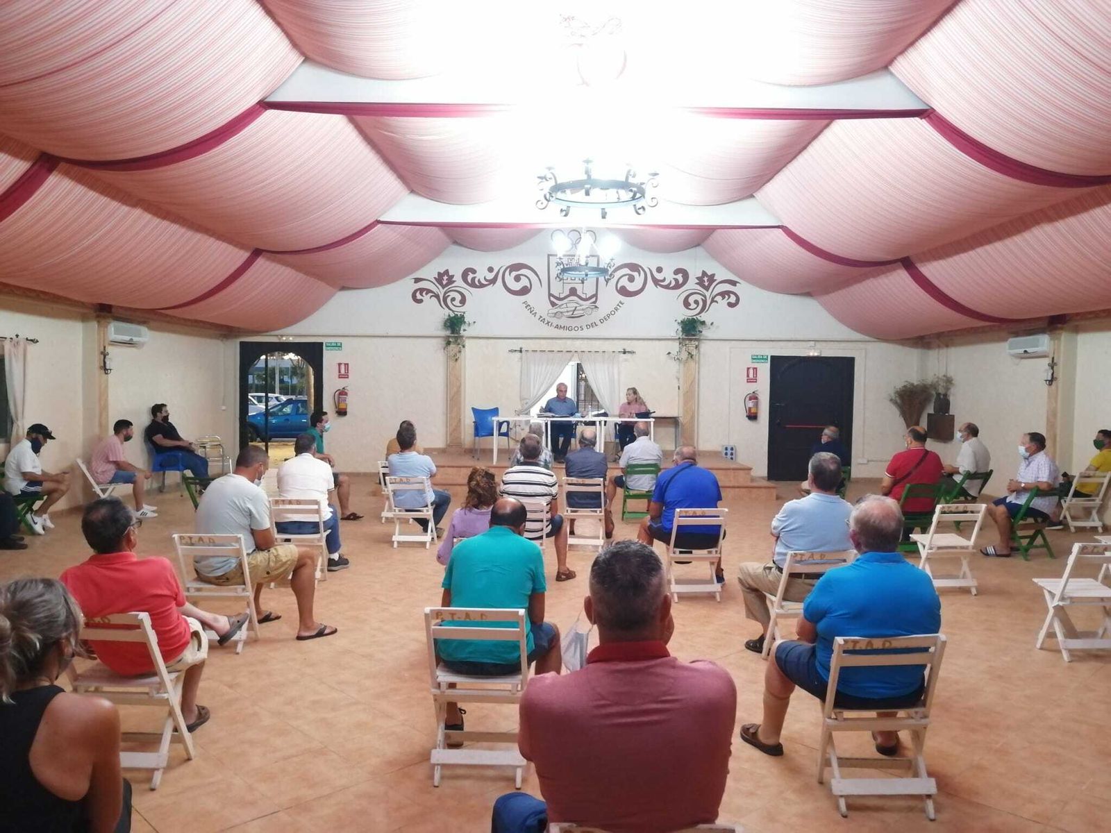 Imagen de la asamblea de socios del Rota, celebrada en la caseta de la Peña El Taxi.