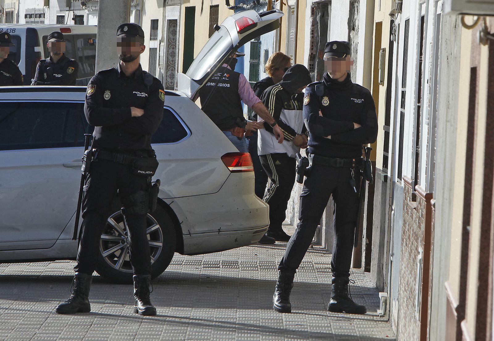 Uno de los investigados entrado ayer en la casa de los horrores de Dos Hermanas, donde se cometió el triple crimen.
