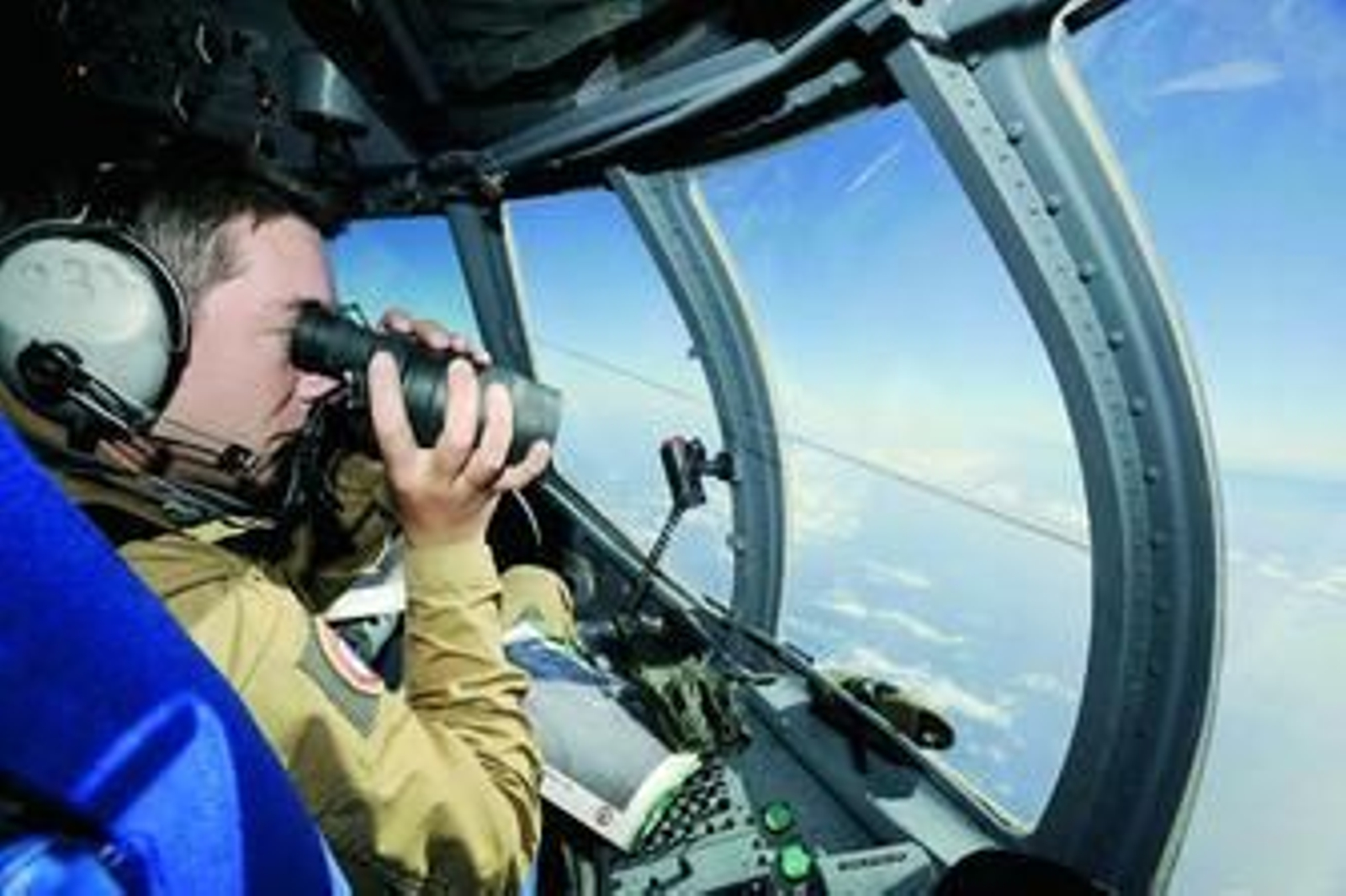 Un militar francés busca en el Atlántico los restos del Airbus desaparecido.