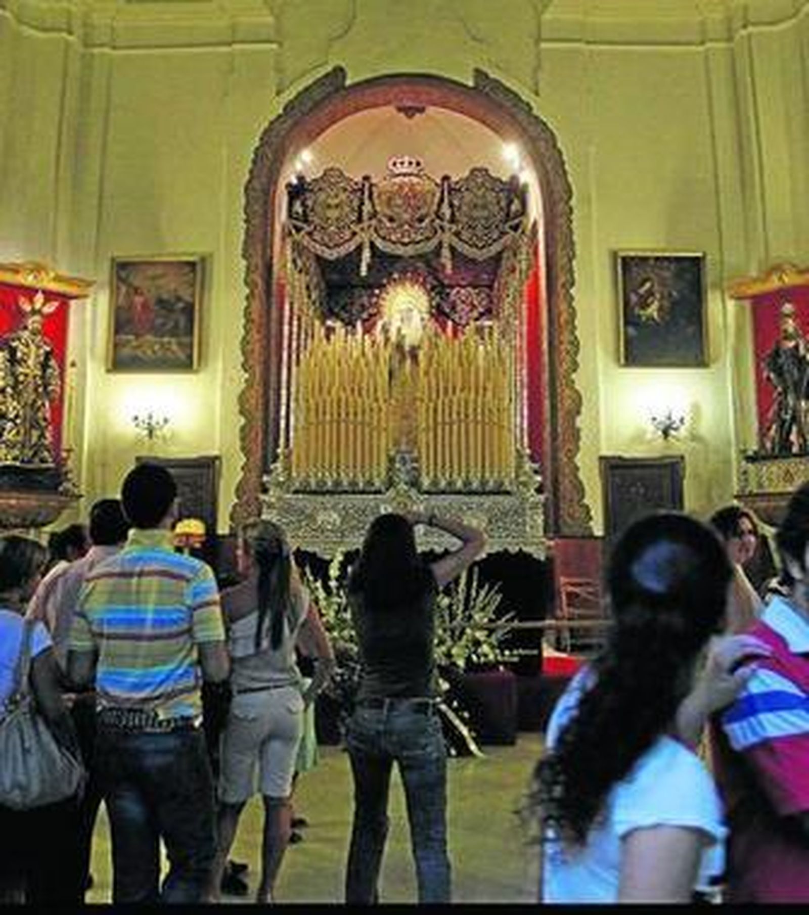La Virgen de Regla en su paso de palio, ayer por la tarde, en su capilla.