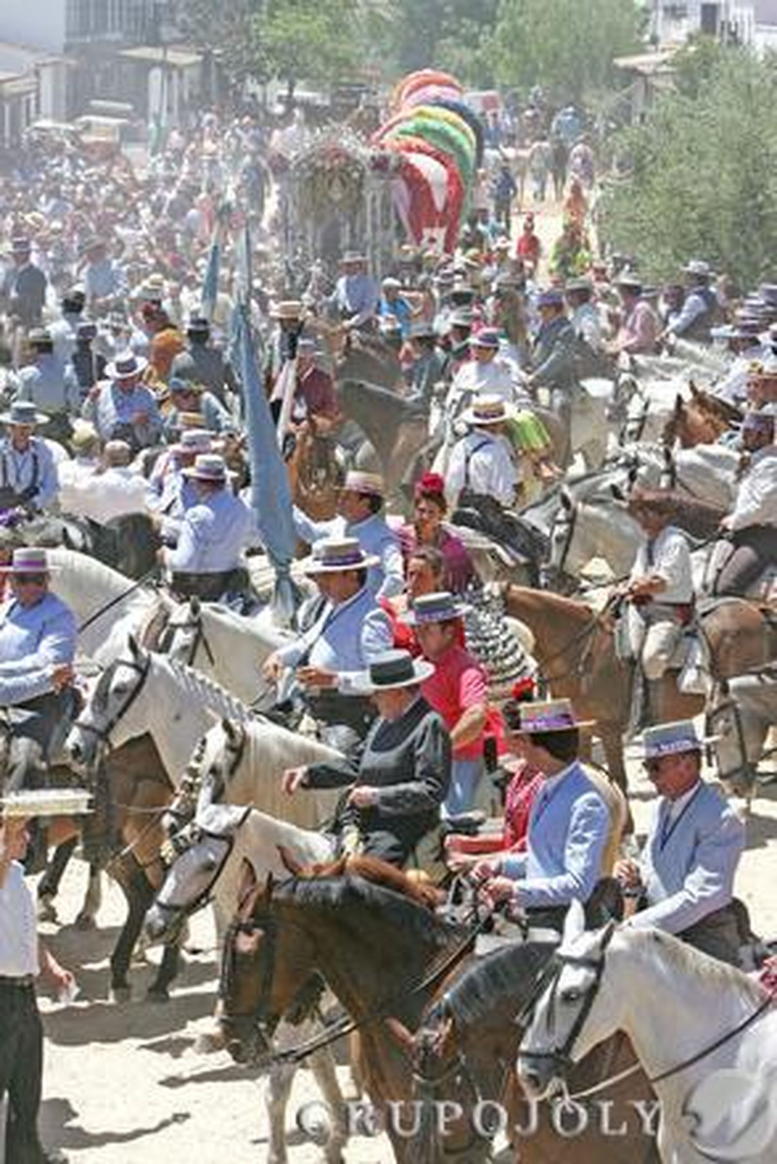 La caravana rociera jerezana adentrándose en las calles de la aldea

Foto: Pascual