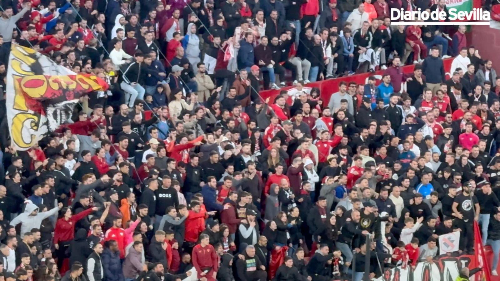 Así fue el lanzamiento de botellas que ha obligado a suspender el derbi Sevilla-Betis