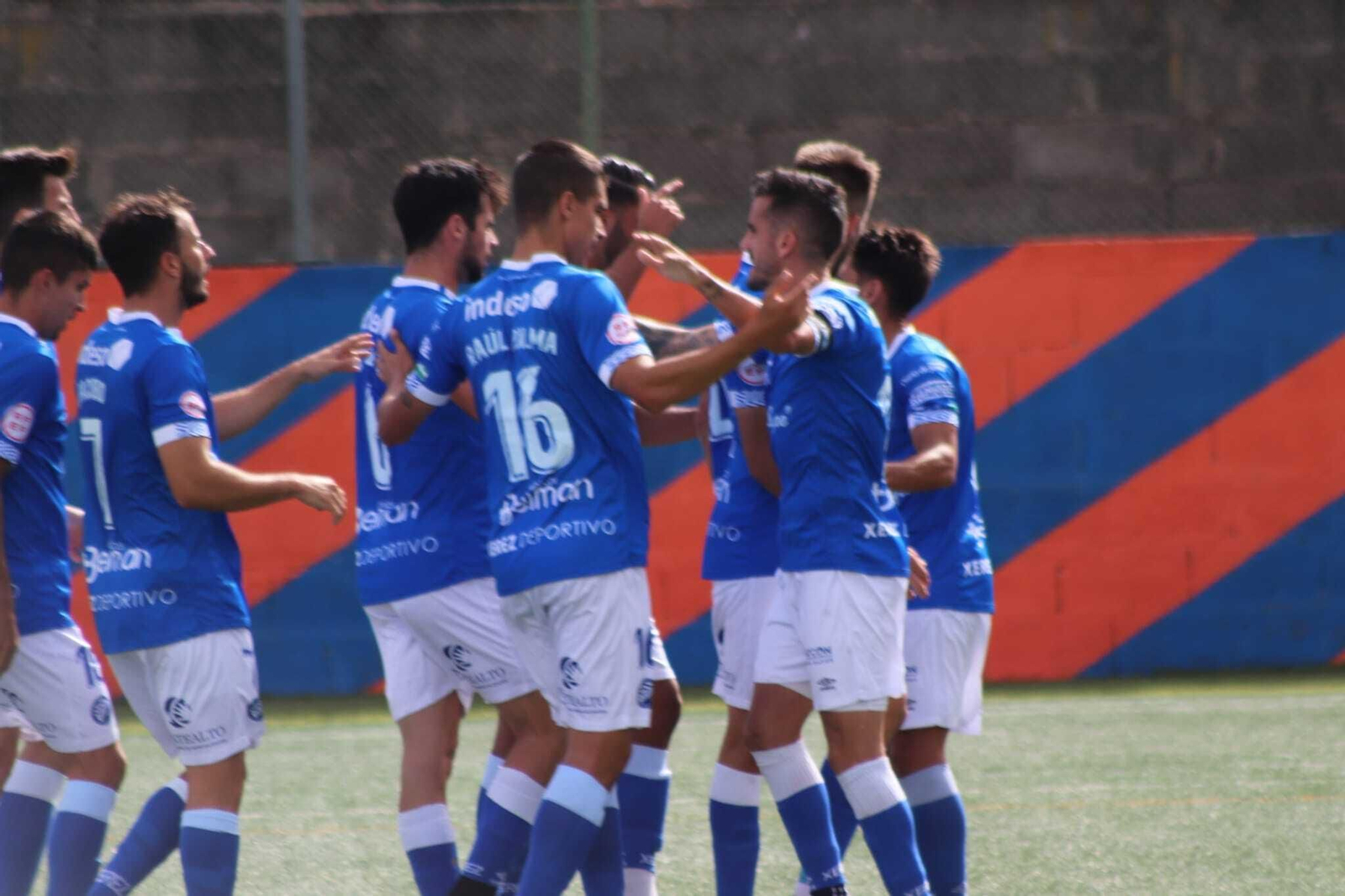 Los jugadores azulinos celebran el gol en propia puerta de los canarios que les ha dado la victoria.