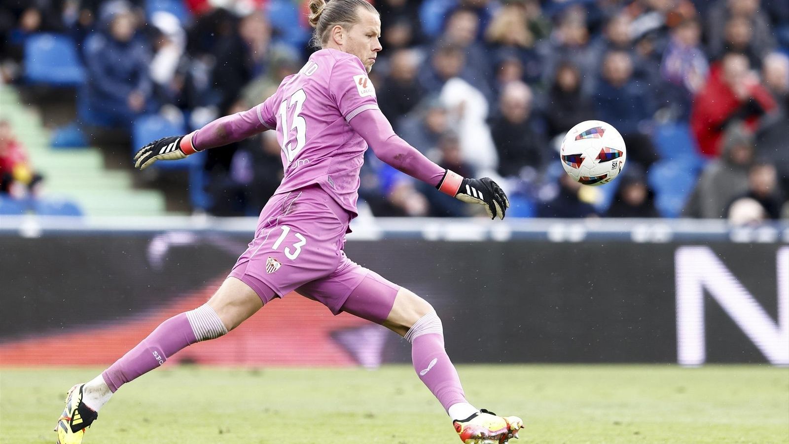 Nyland efectúa un saque de puerta, una de sus mejores virtudes.