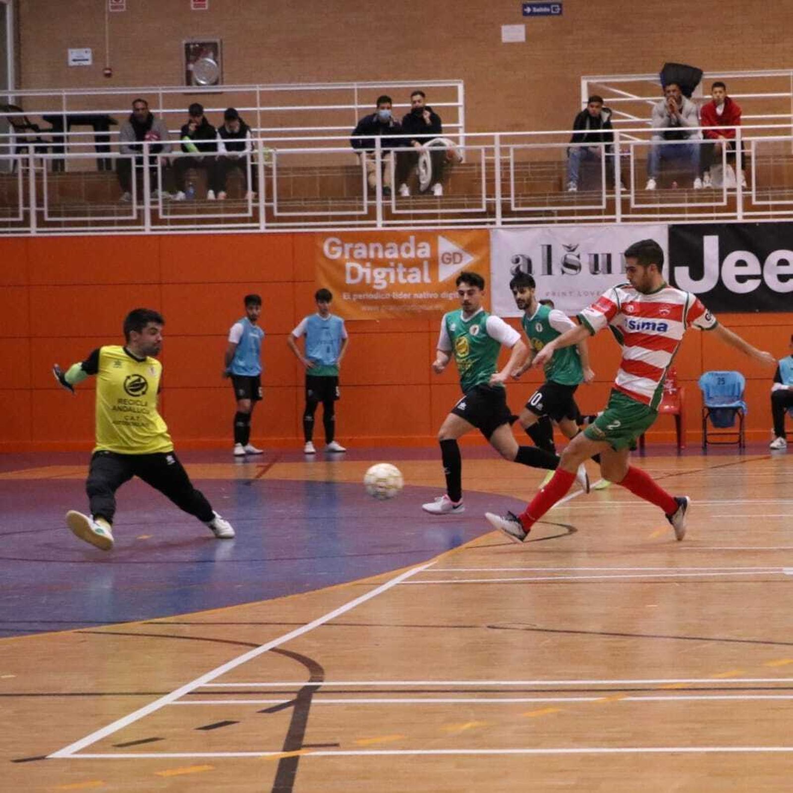 Disparo a portería del Sima.