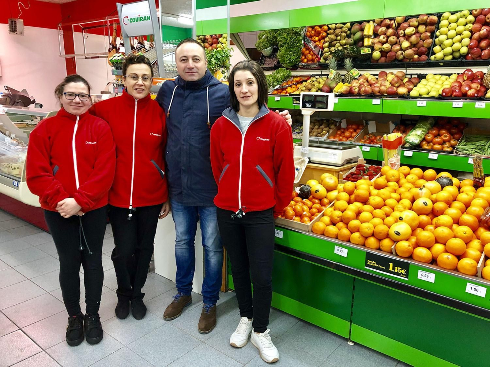 Empleados de un supermercado Covirán en el interior de uno de sus 3.034 establecimientos.