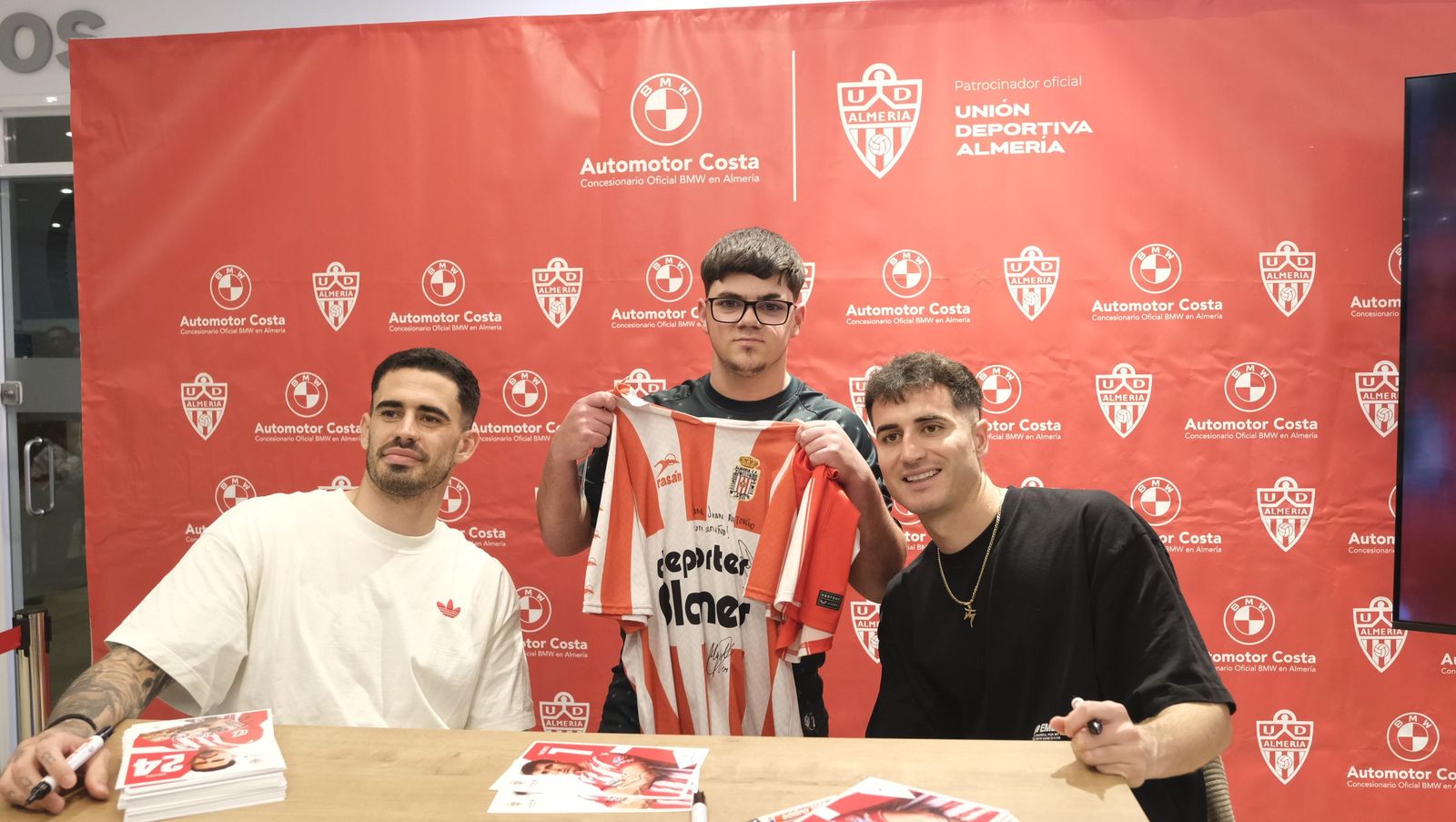 La firma de autógrafos de Jon Morcillo y Miguel de la Fuente en Automotor Costa BMW