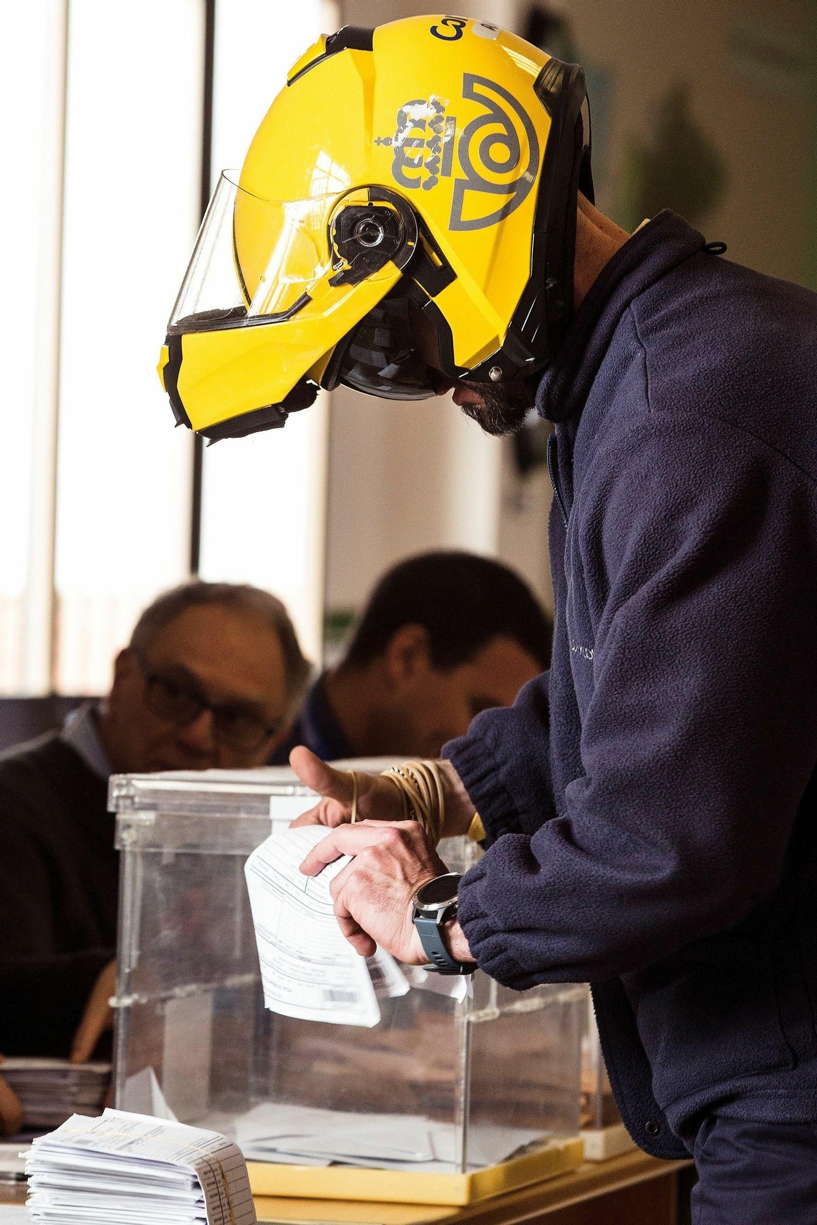 Un empleado de Correos deja unos votos el pasado 28 de abril