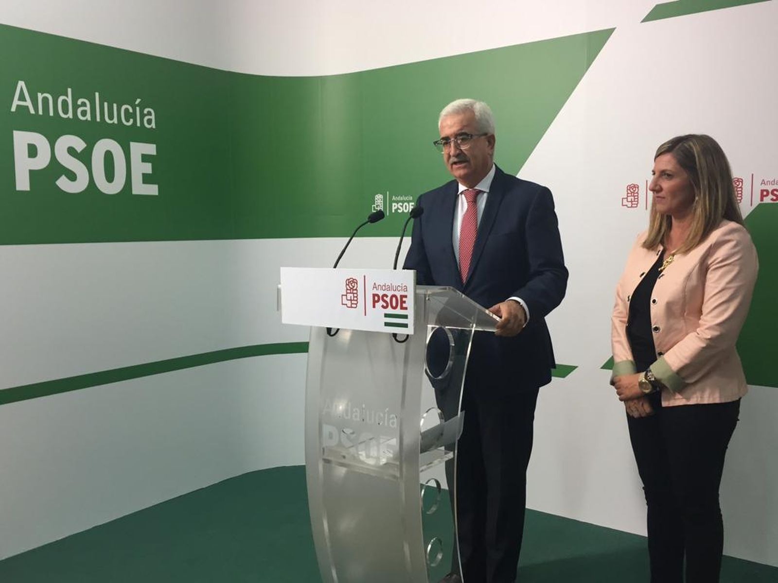 Manuel Jiménez Barrios e Irene García, esta tarde en la sede del PSOE gaditano.