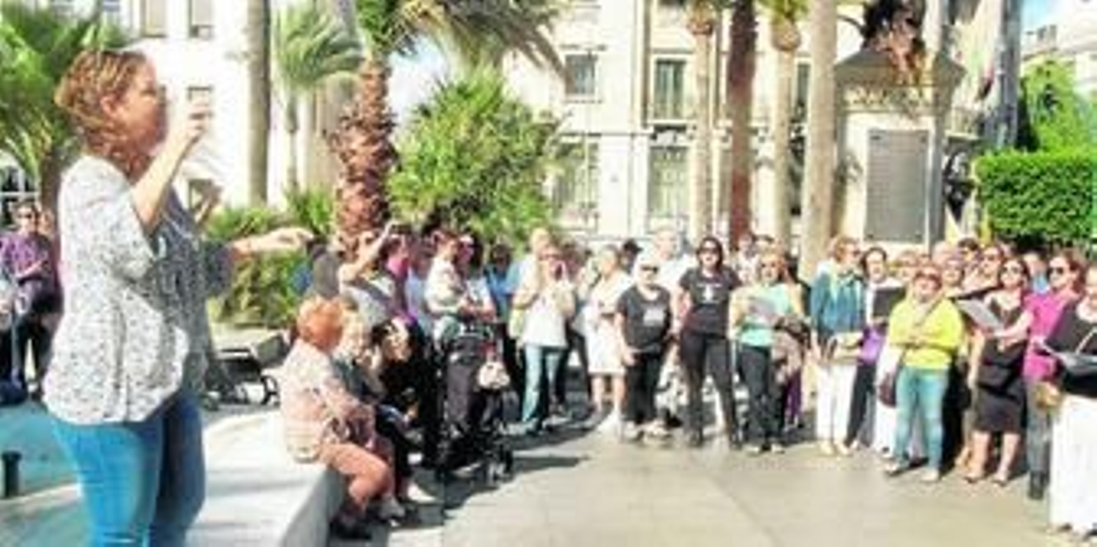 Nanette Sánchez Ordaz, director del Coro del Colegio de Abogados de Vigo dirigió a los coralistas en el tema 'O voso galo comadre', tema gallego.