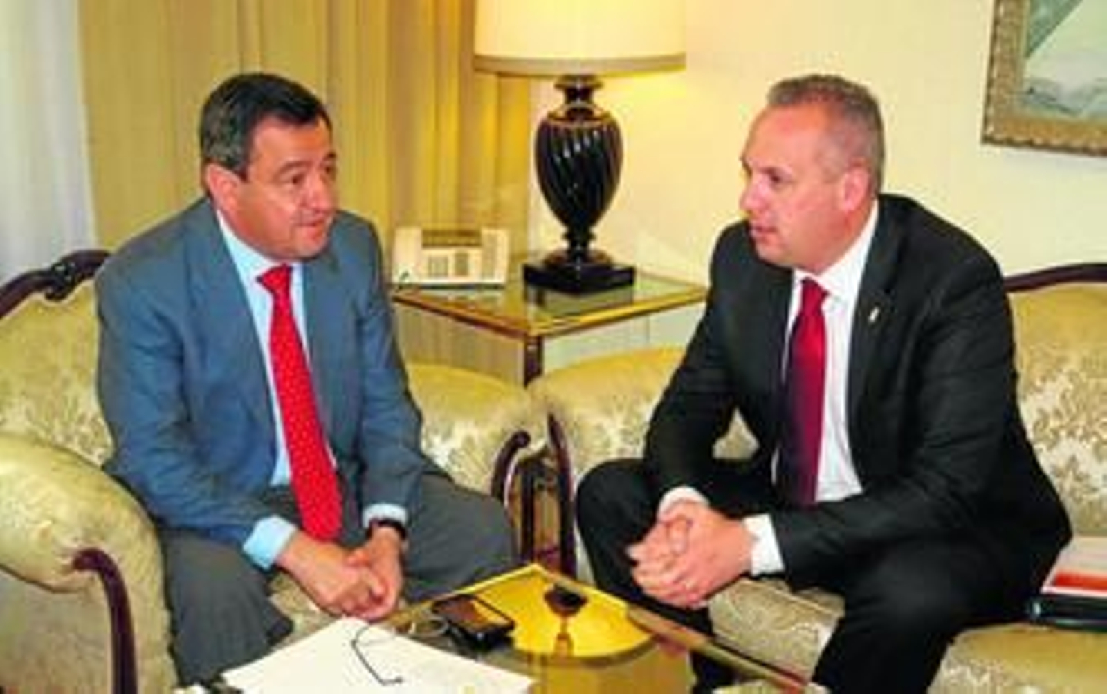El alcalde de San Roque, Juan Carlos Ruiz Boix, y el presidente de la Diputación, José Loaiza, en una reunión en septiembre de 2012.