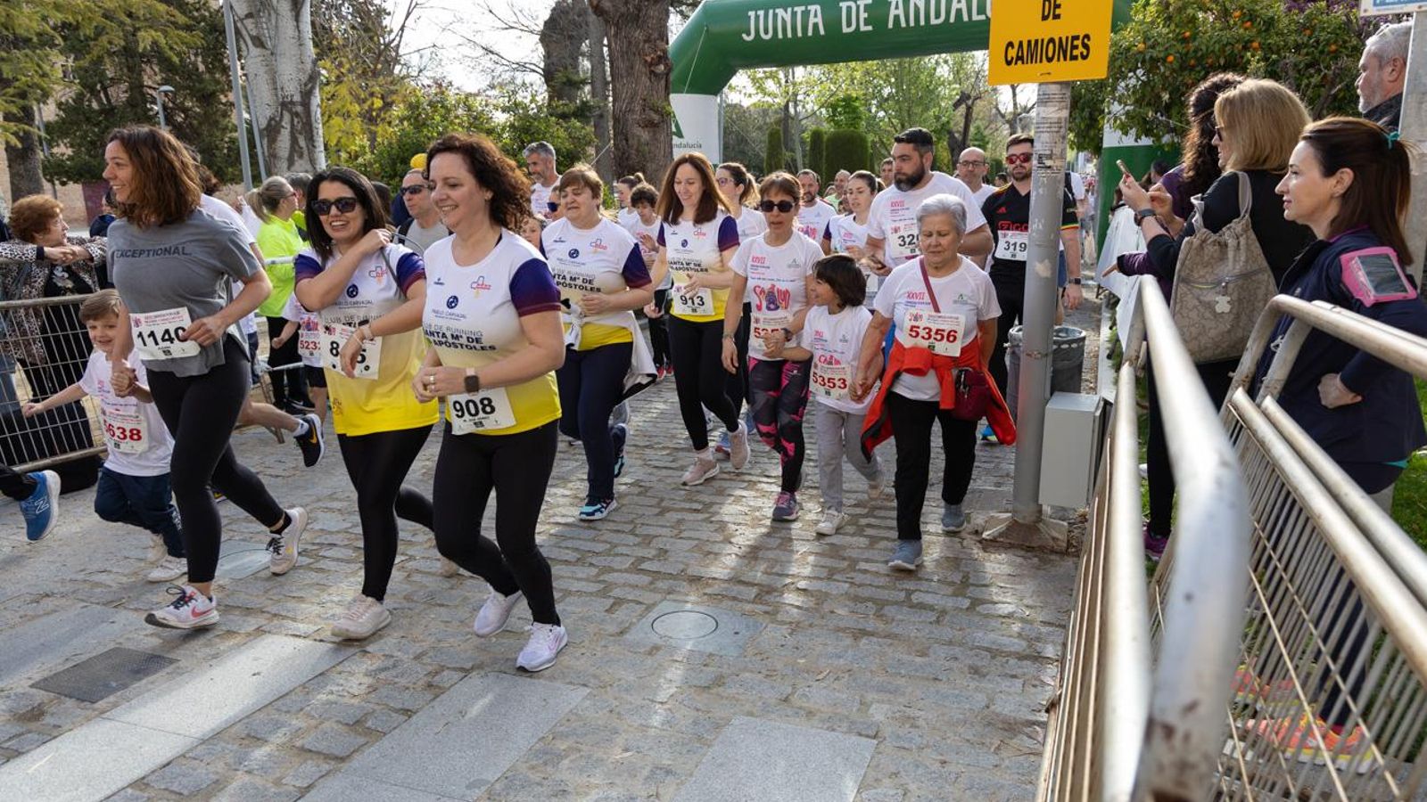Más de 2.100 participantes corren para promover la salud en Jaén, en imágenes (1)