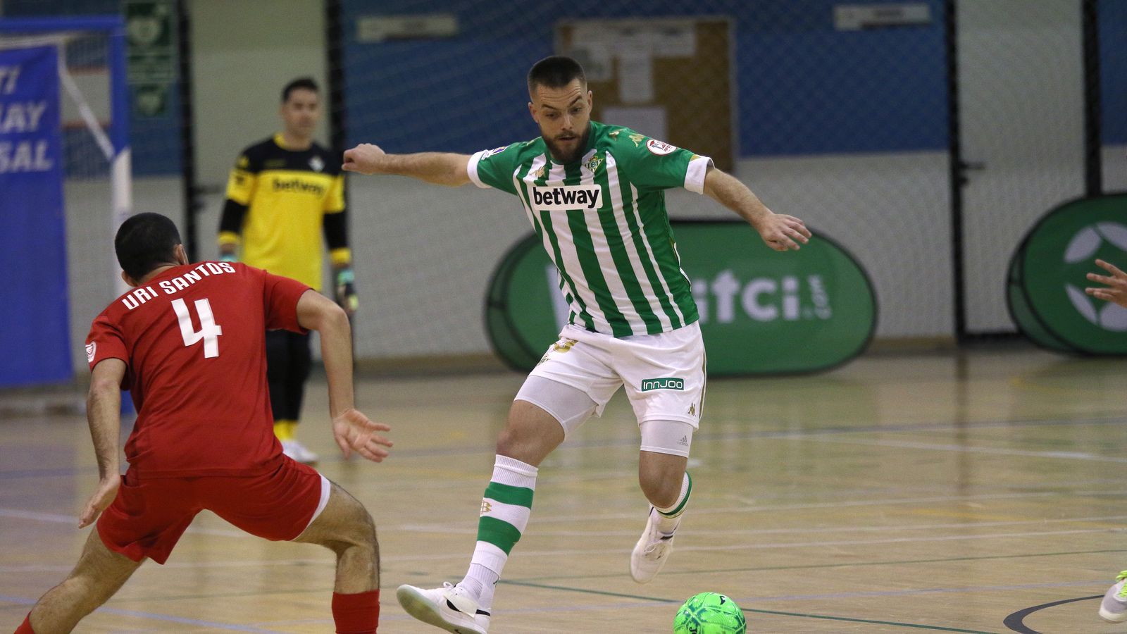 El bético Víctor Arévalo encara a Uri Santos, del Industrias Santa Coloma.