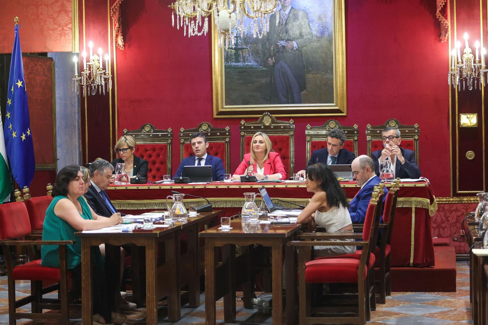 Marifrán Carazo, junto a Jorge Saavedra, en el último Pleno municipal de Granada