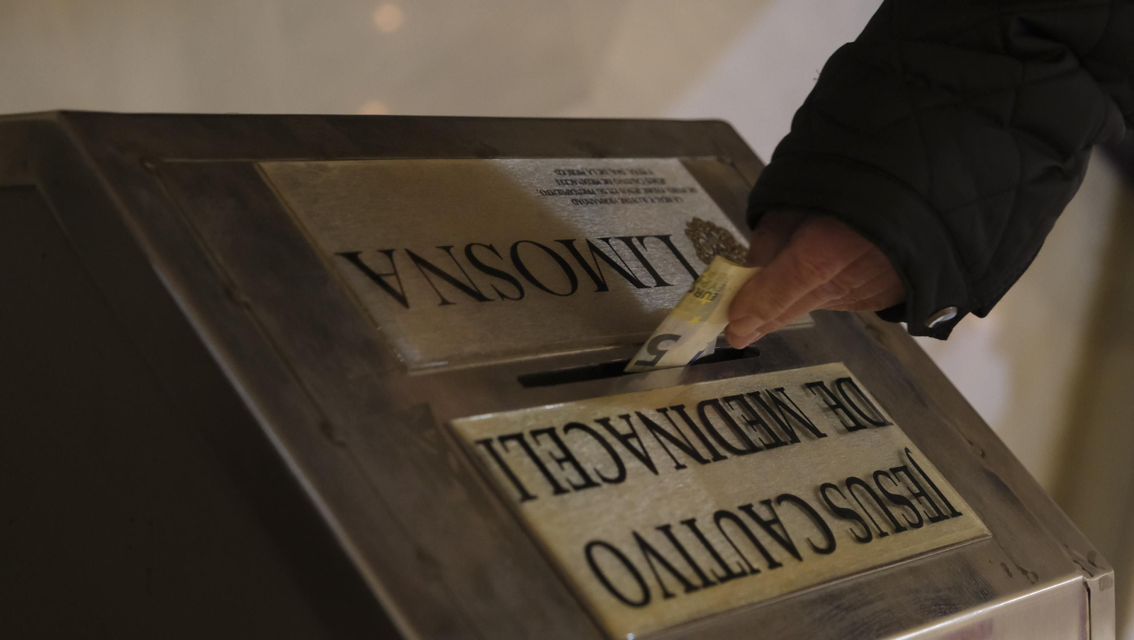 Imágenes del multitudinario besapiés del Cristo de Medinaceli en la Catedral de Almería