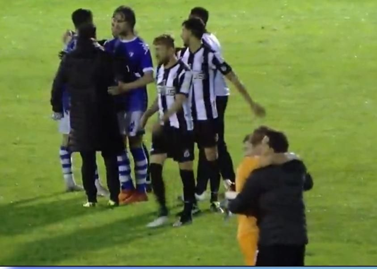 Jugadores de San Fernando y Balona, al final del encuentro