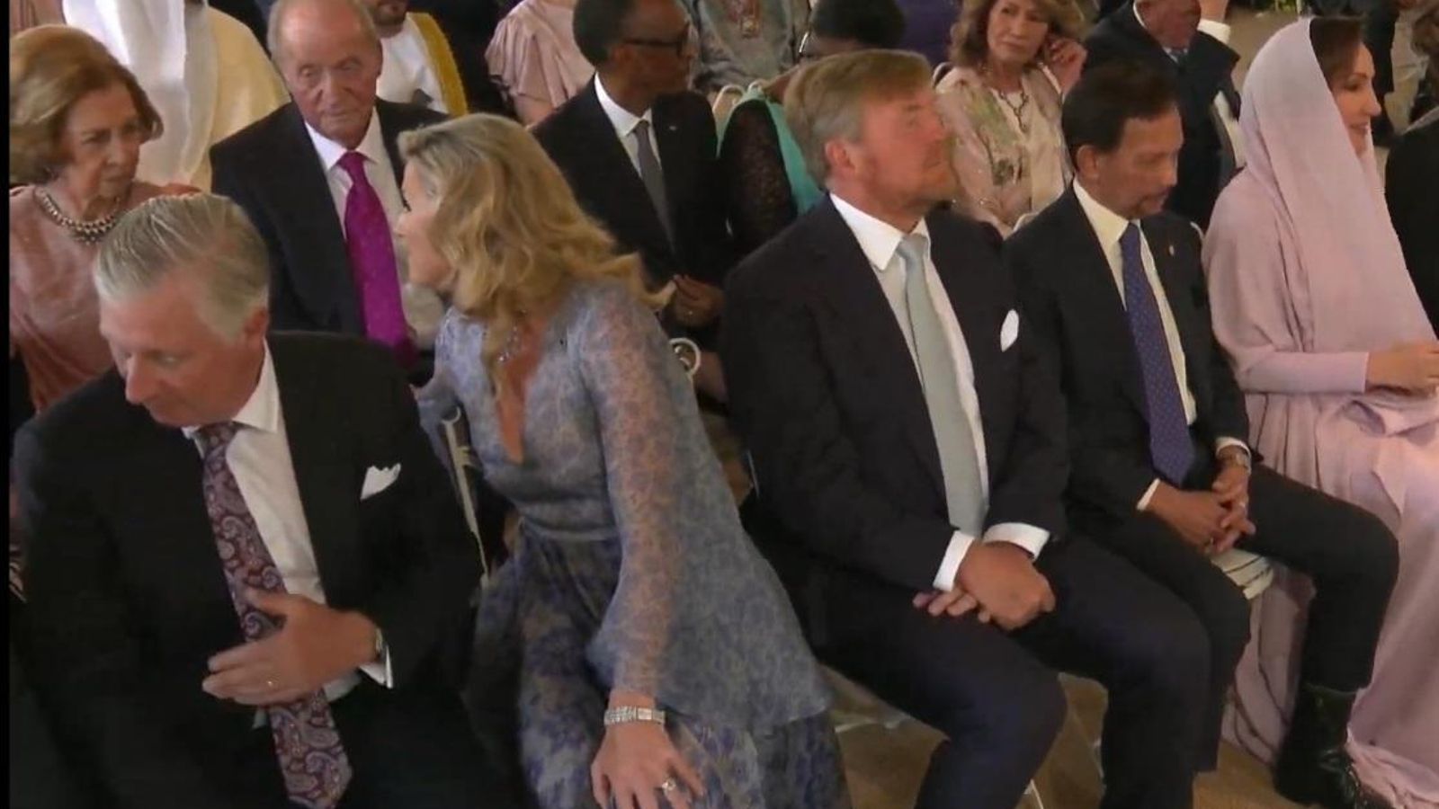 La reina neerlandesa, Máxima, charla con doña Sofía. A su lado el rey emérito, don Juan Carlos