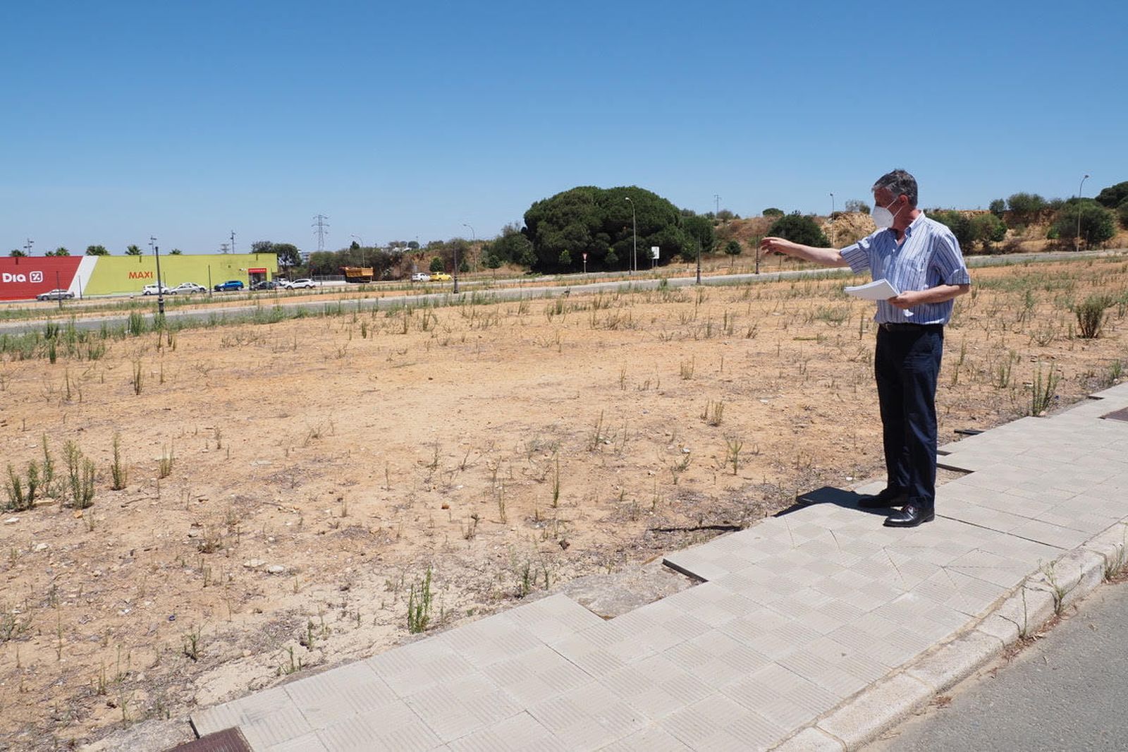 Carmelo Romero mostrando los solares