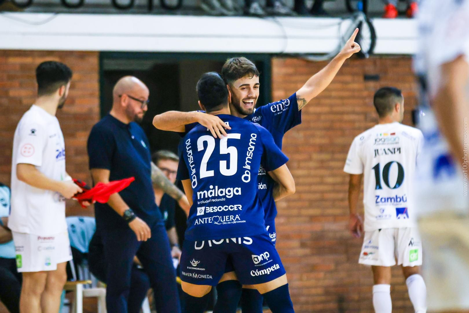 El Málaga Ciudad Redonda celebra.