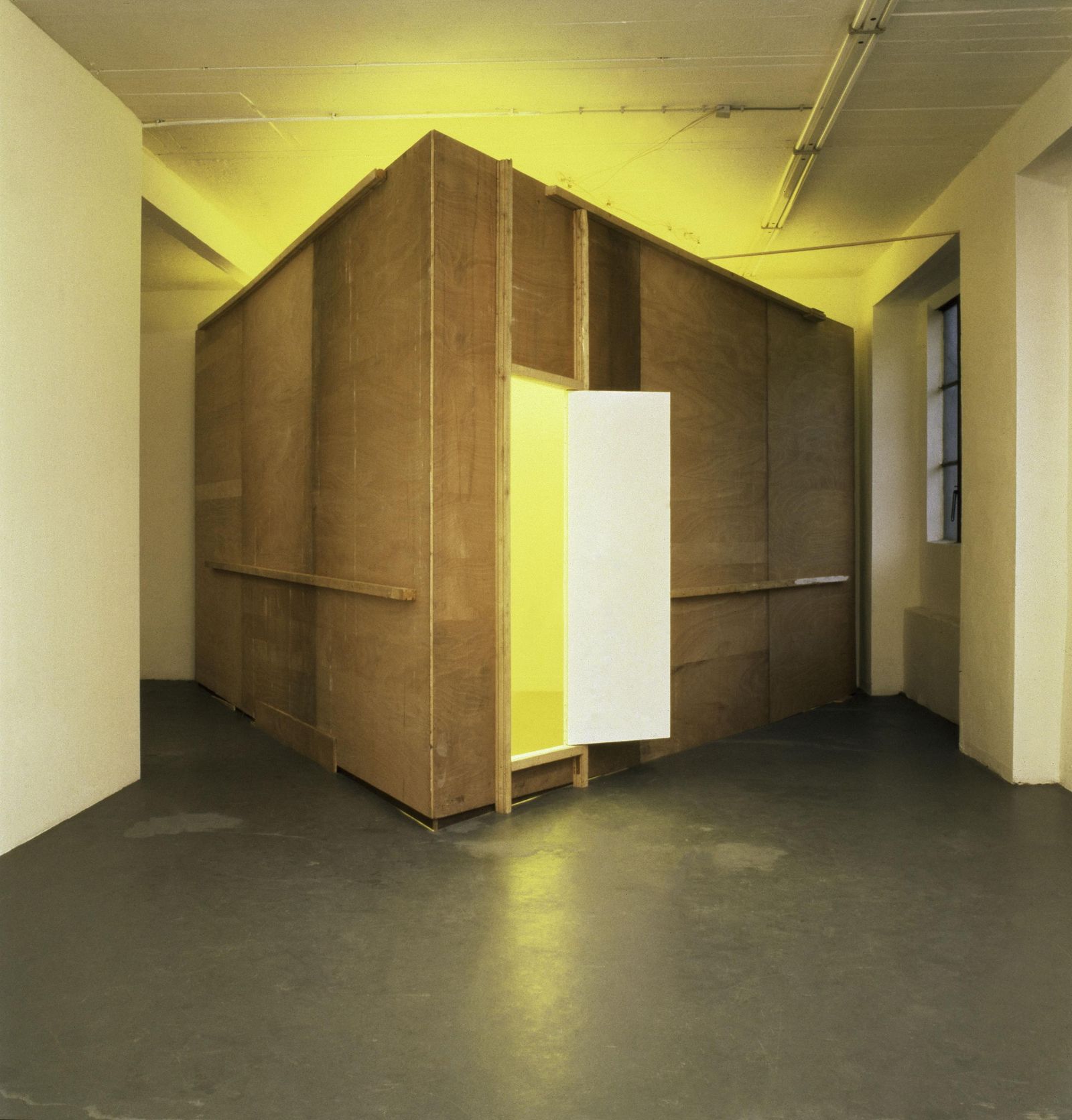 1. 'Habitación Amarilla (Triangular)', Bruce Nauman, 1973. Obra del Museo Guggenheim de Nueva York. 2. Obra de Alexander Calder 'Sin Título', 1937. 3. 'Olga Pensativa (Invierno, 1923)', Pablo Picasso. Musée national Picasso-París.