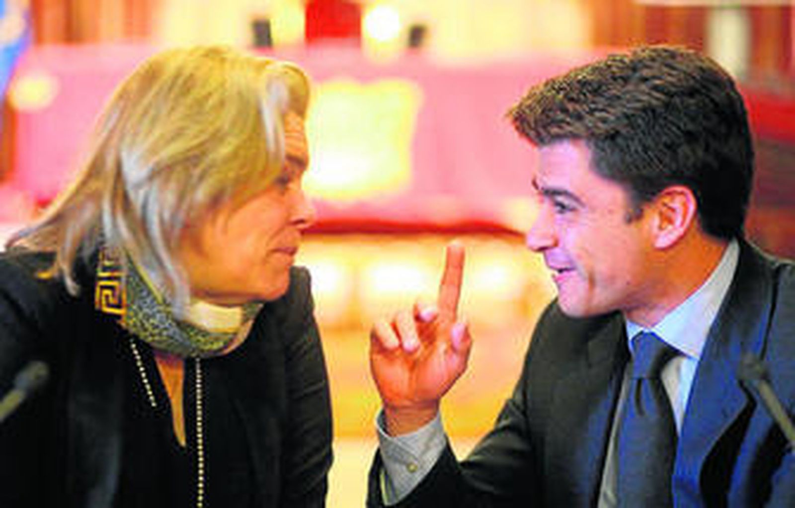 Asunción Fley y Beltrán Pérez conversan durante la reunión para coordinar las obras en los colegios.