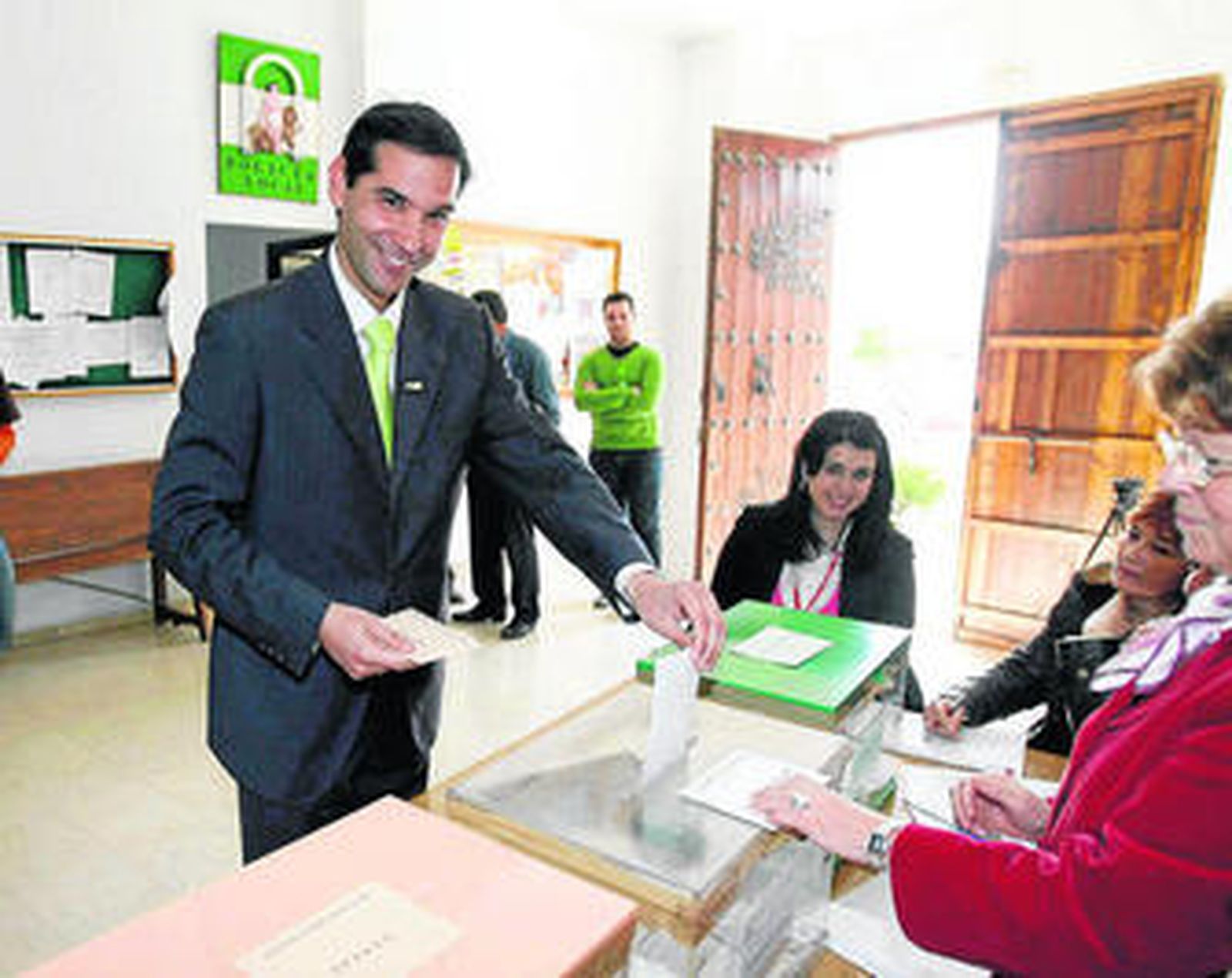 Diego Hita Borrego deposita su voto en las elecciones autonómicas del año 2007.
